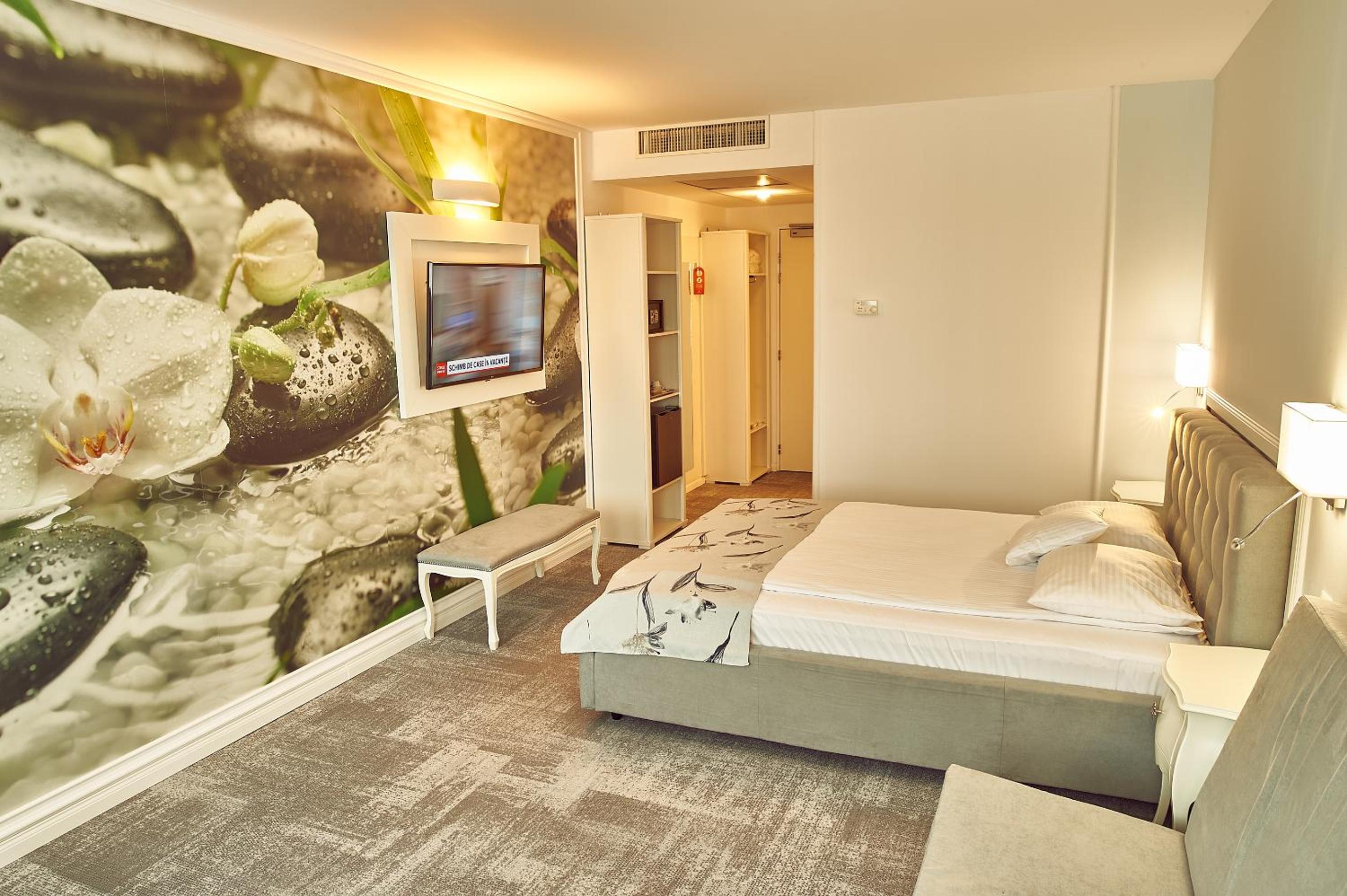 Deluxe Family Room with sofabed Palace of Parliament view photo 1