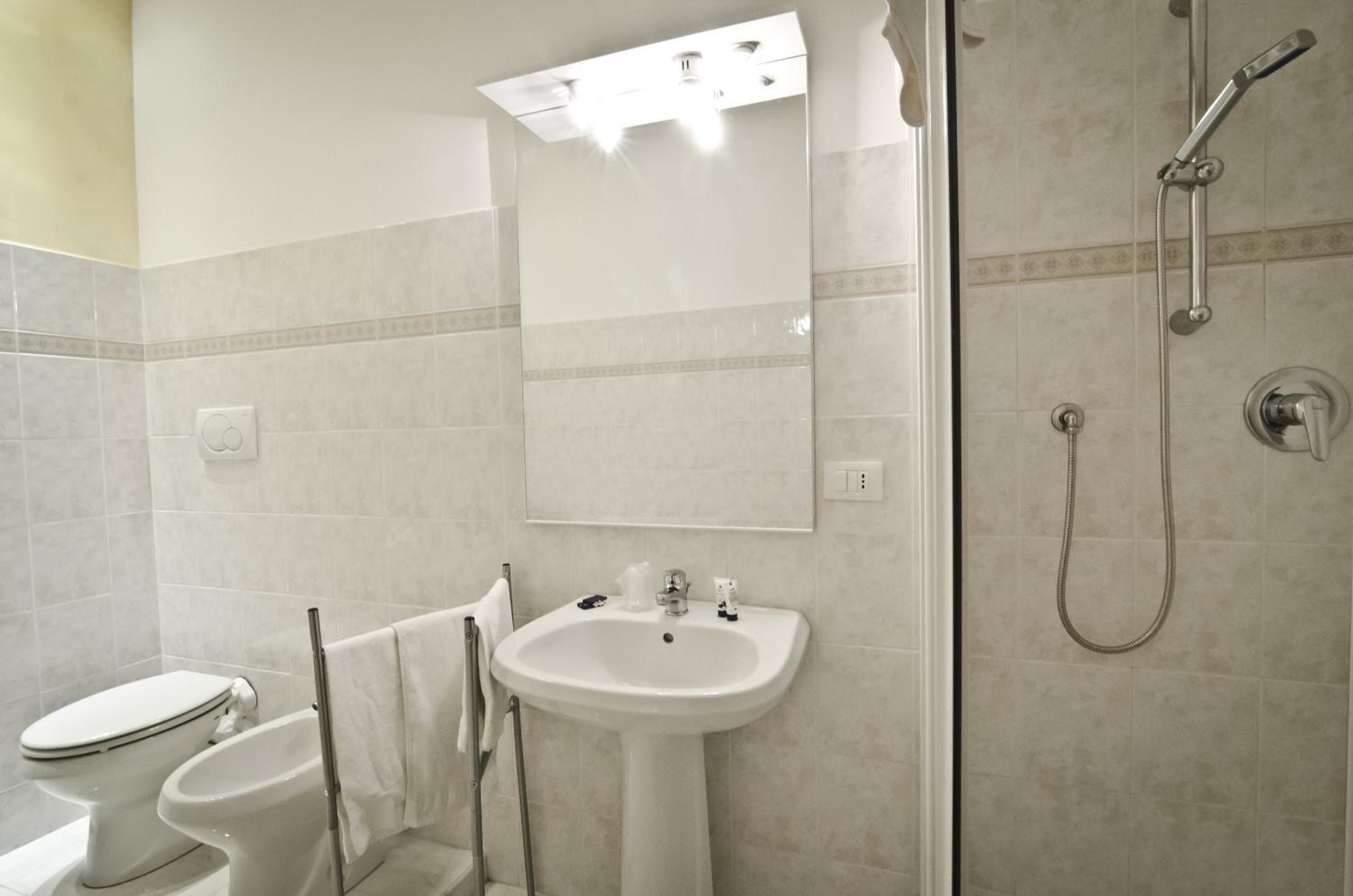 Double or Twin Room - Photo 11