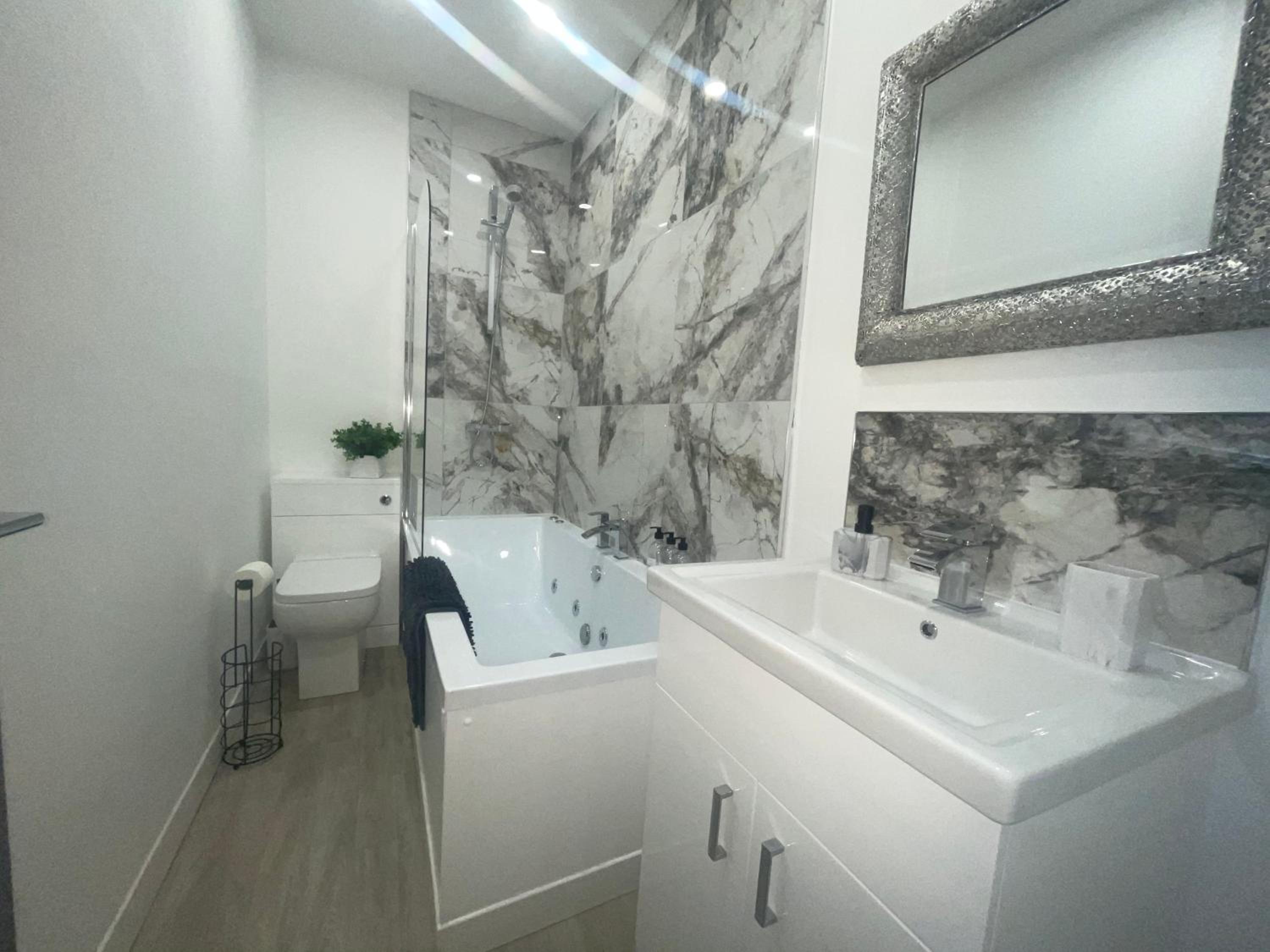 standard suite with spa bath  - Photo 2