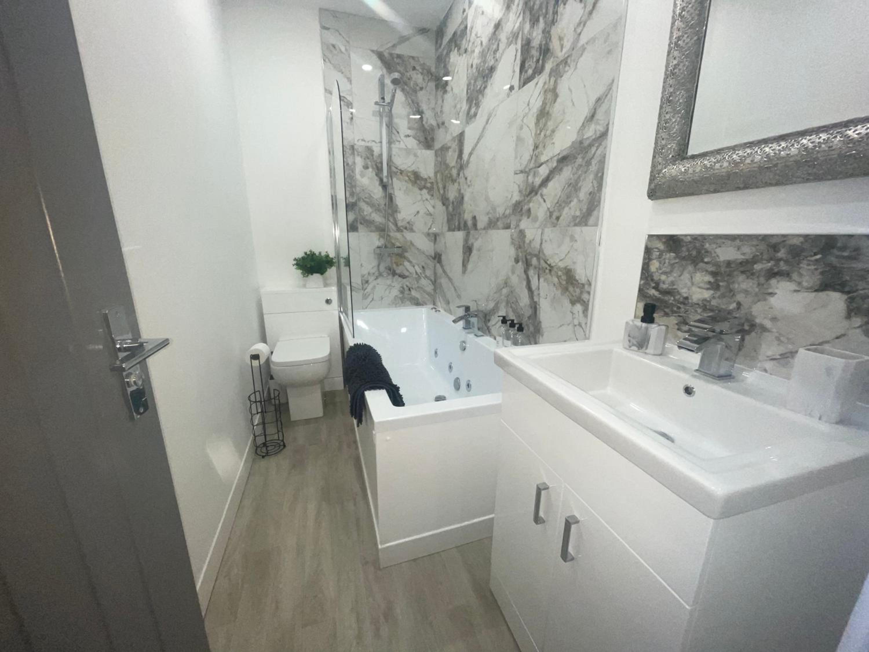 standard suite with spa bath  - Photo 3