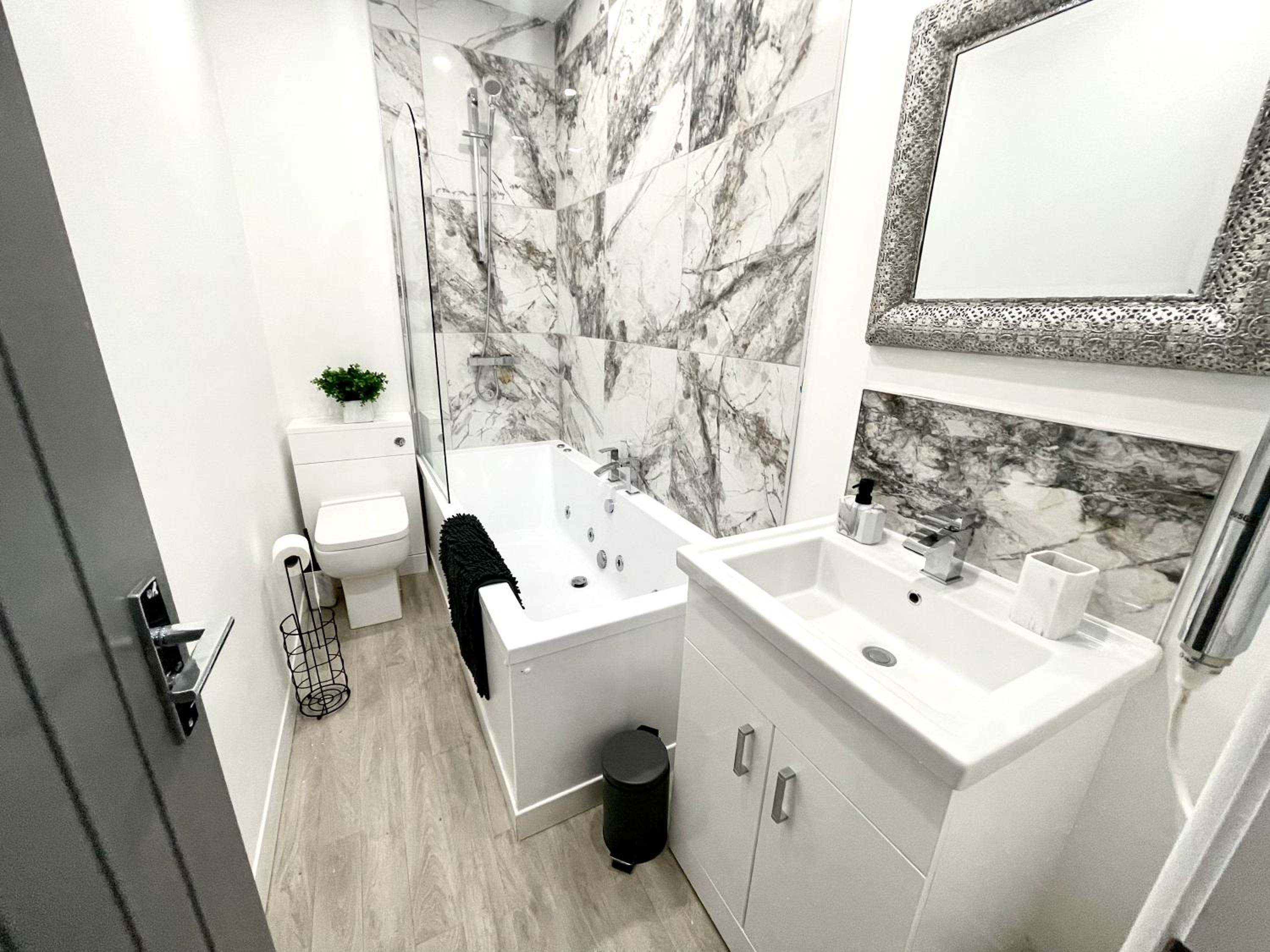 standard suite with spa bath  - Photo 6