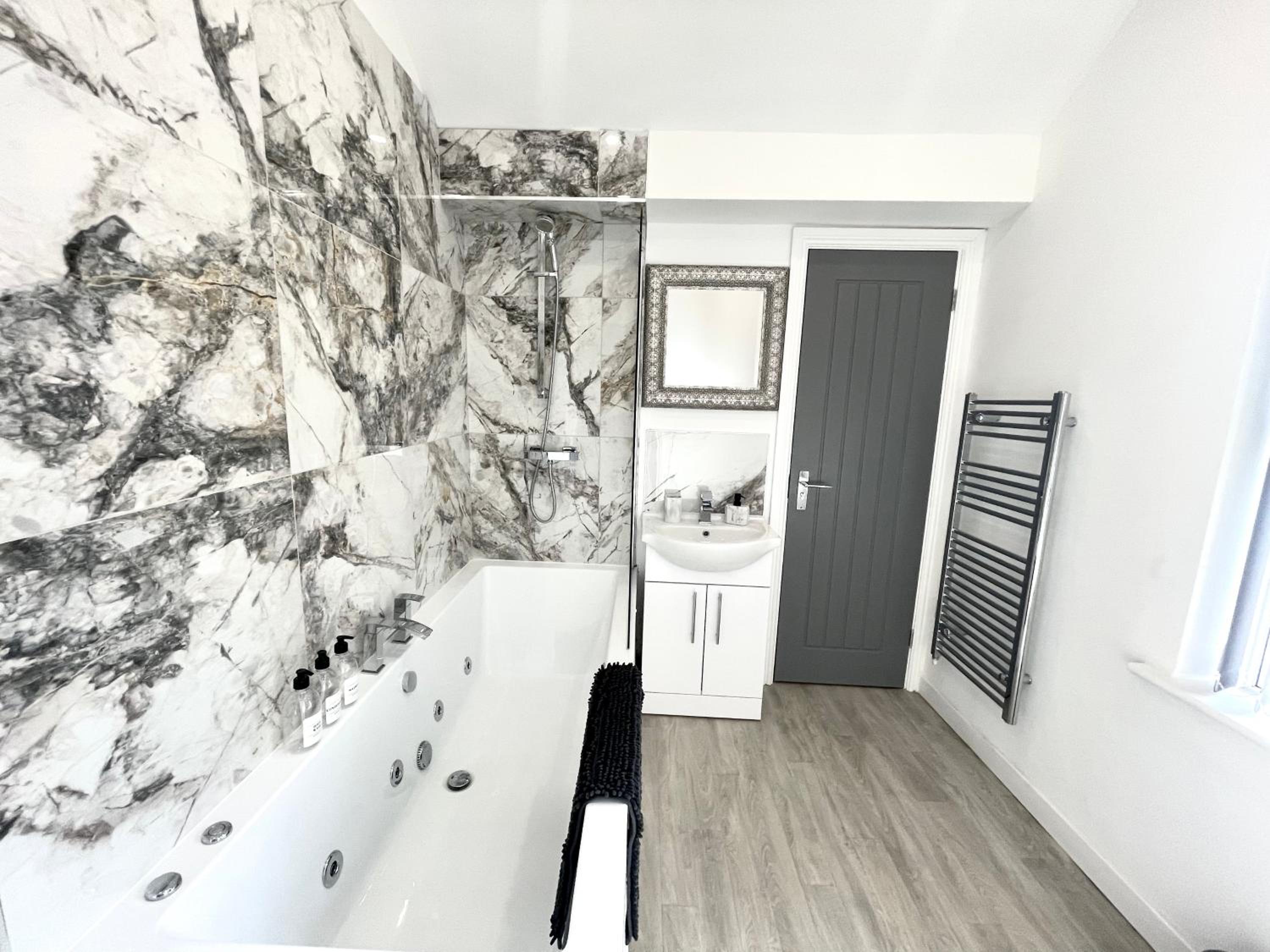 superior suite with spa bath  - Photo 8
