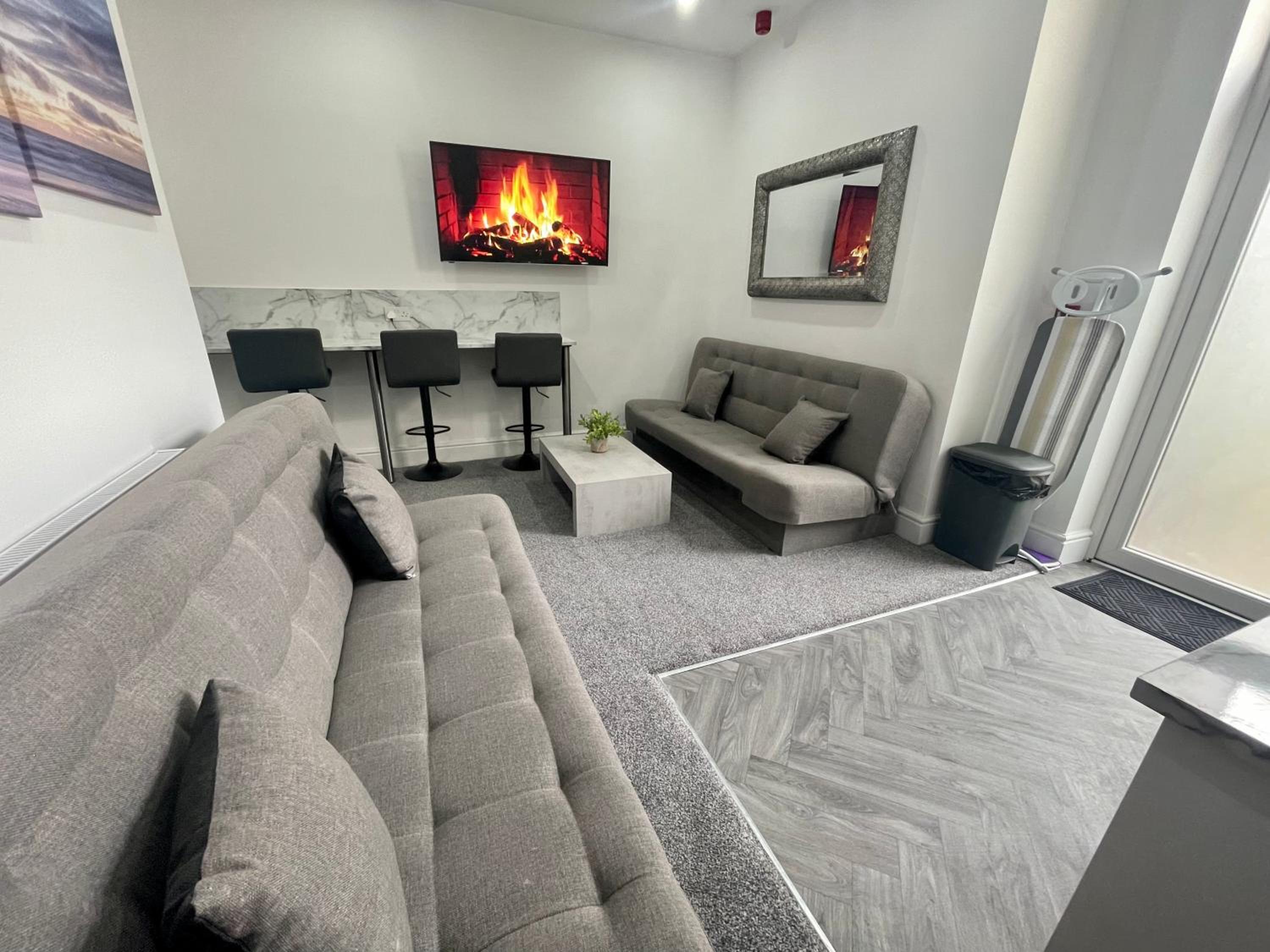 delux suite with spa bath and hot tub garden  - Photo 9