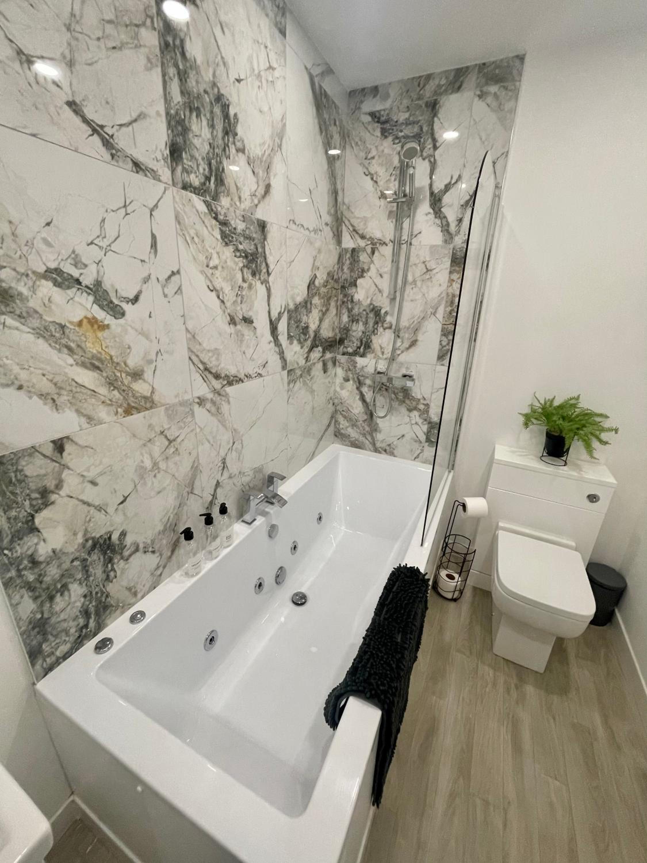 delux suite with spa bath and hot tub garden  - Photo 10