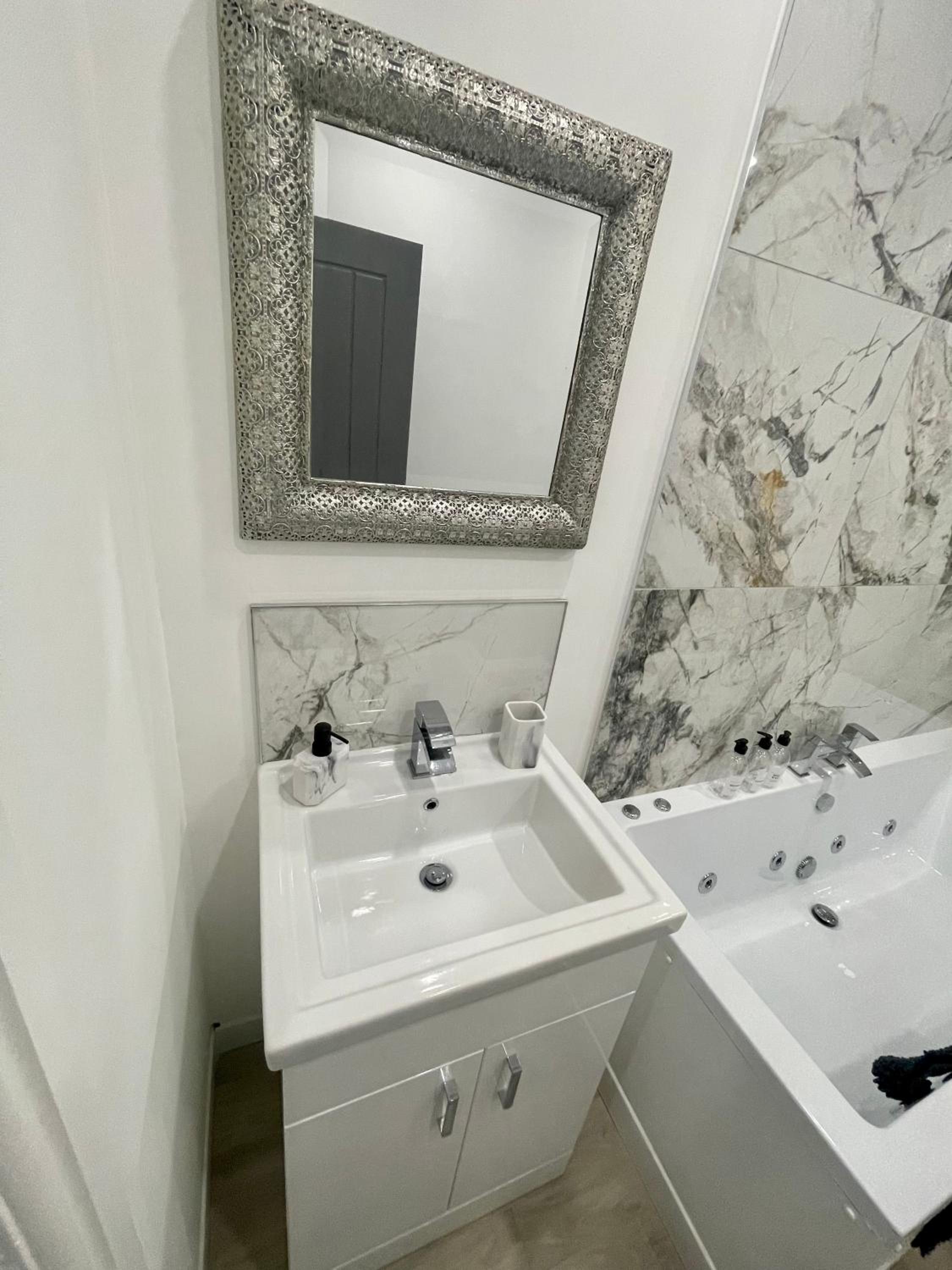 delux suite with spa bath and hot tub garden  - Photo 11