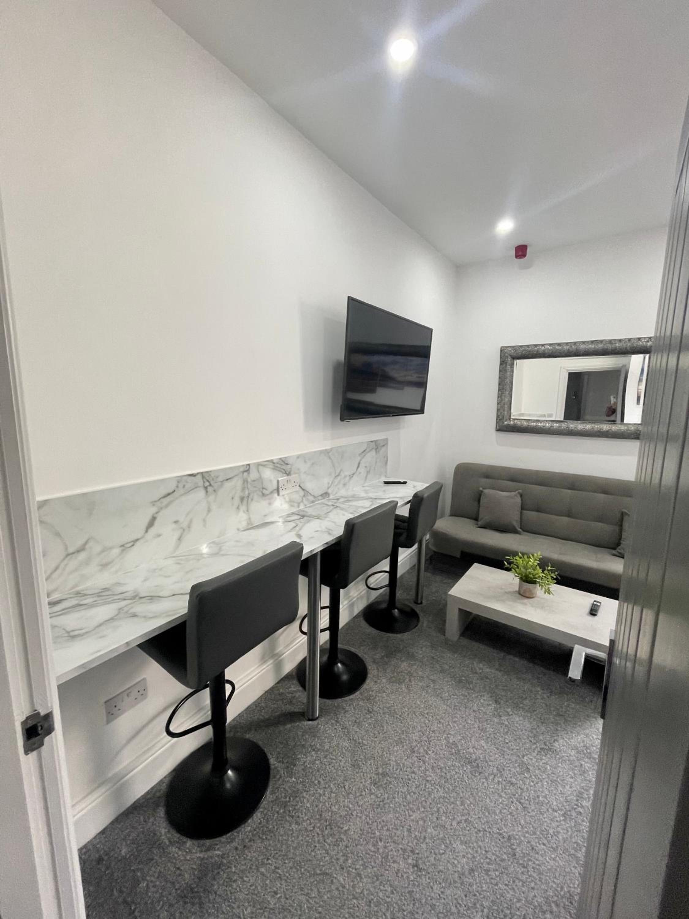 delux suite with spa bath and hot tub garden  - Photo 17