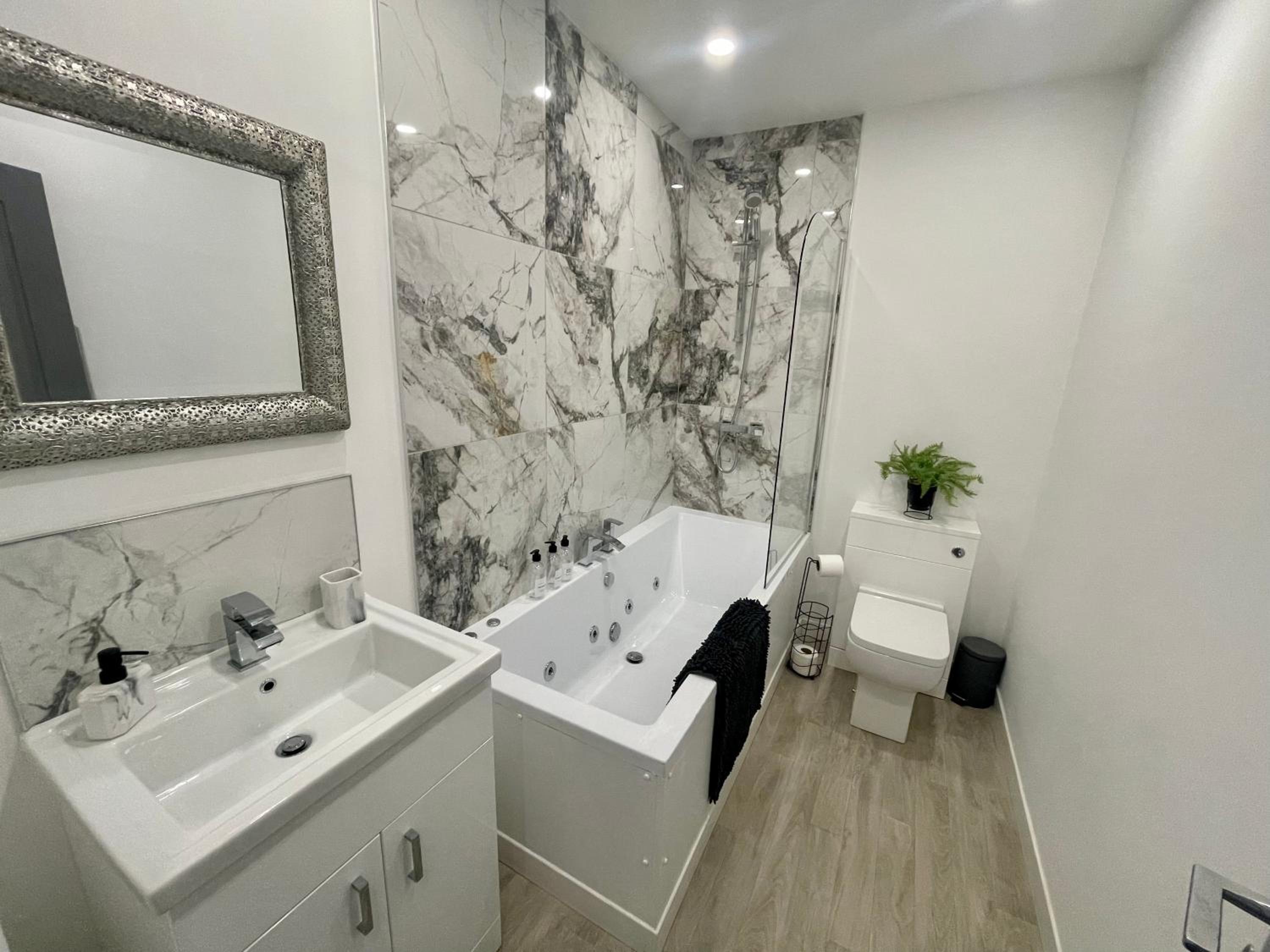 delux suite with spa bath and hot tub garden  - Photo 18