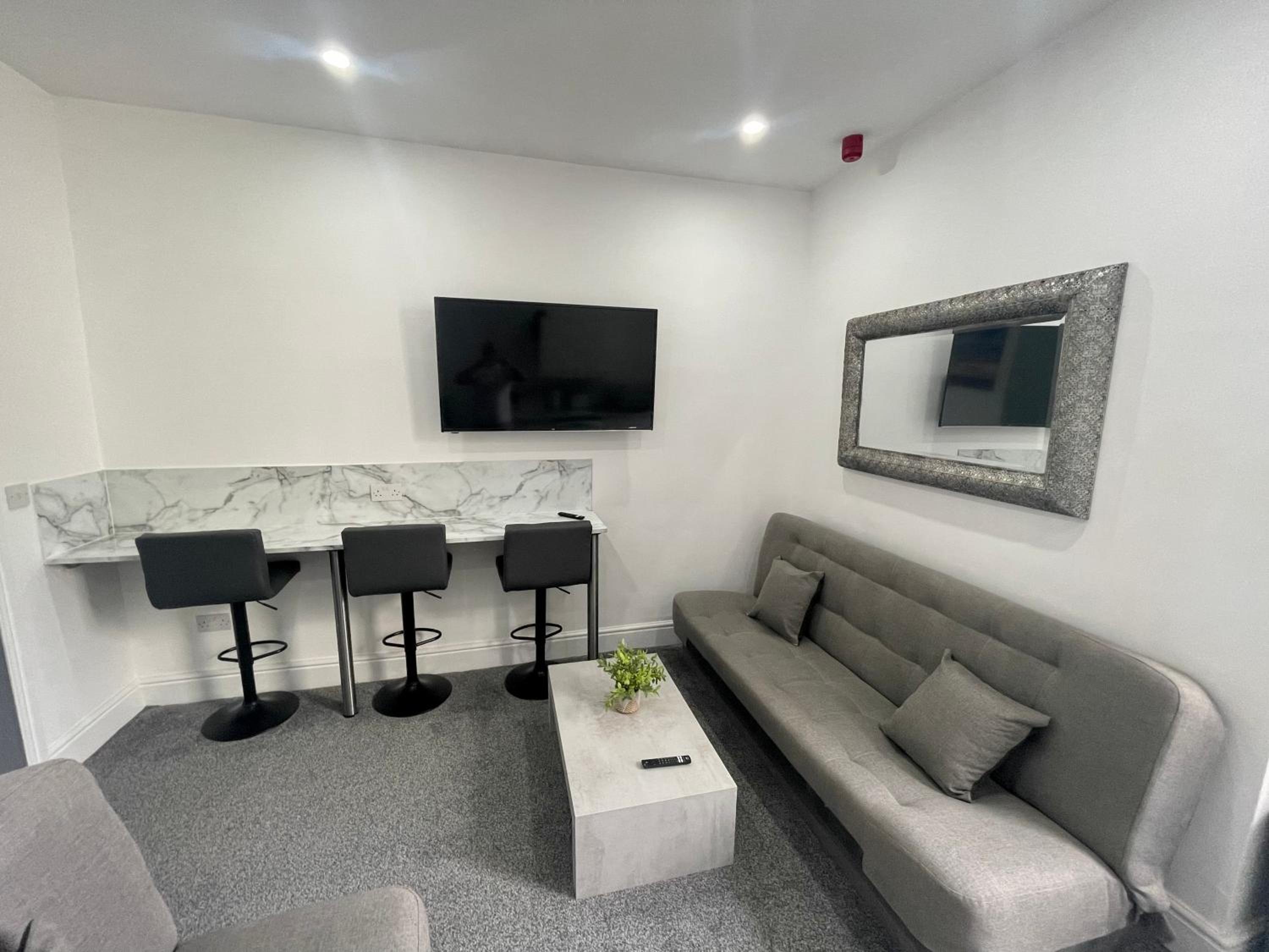 delux suite with spa bath and hot tub garden  - Photo 23