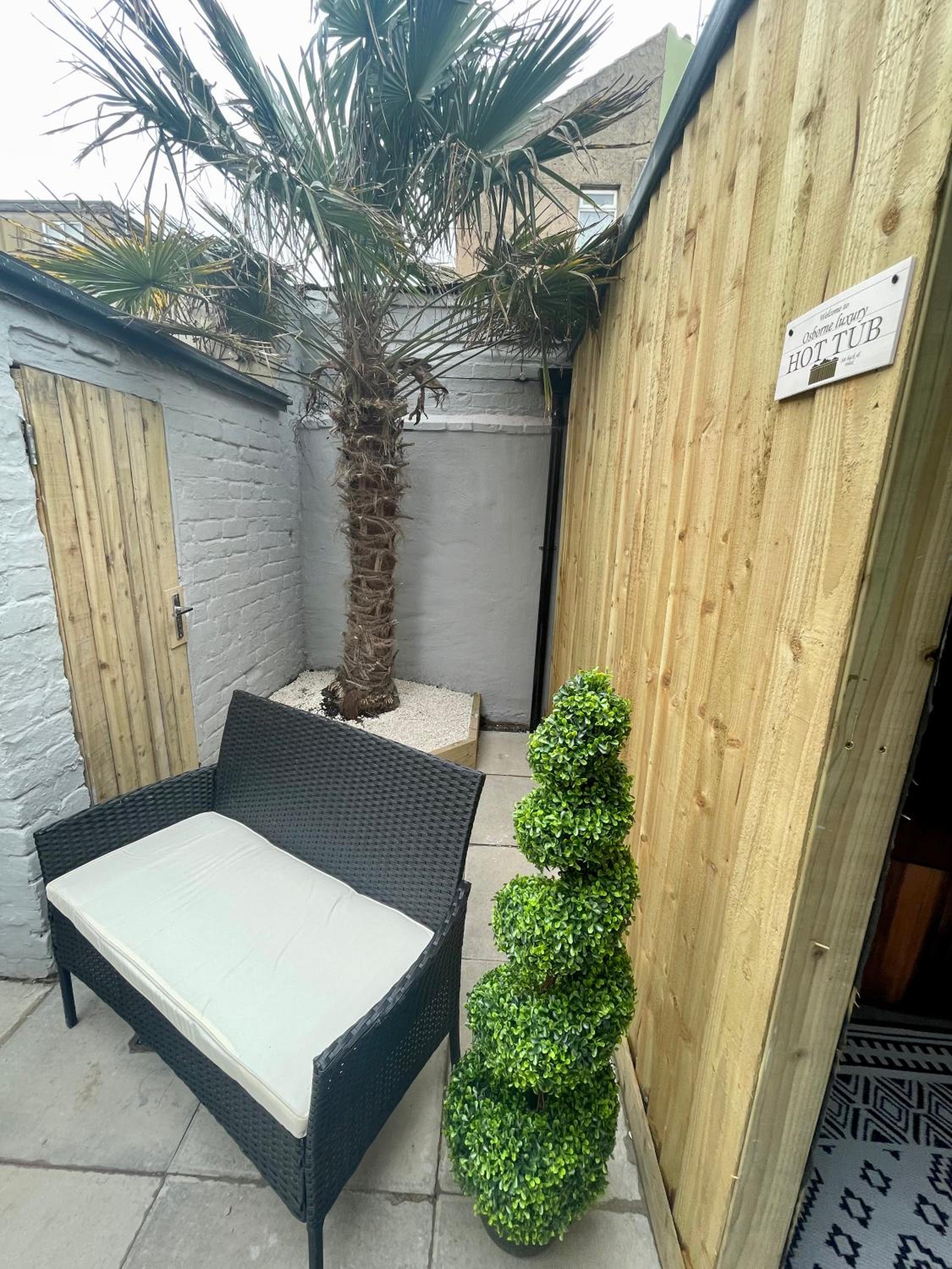 delux suite with spa bath and hot tub garden  - Photo 27