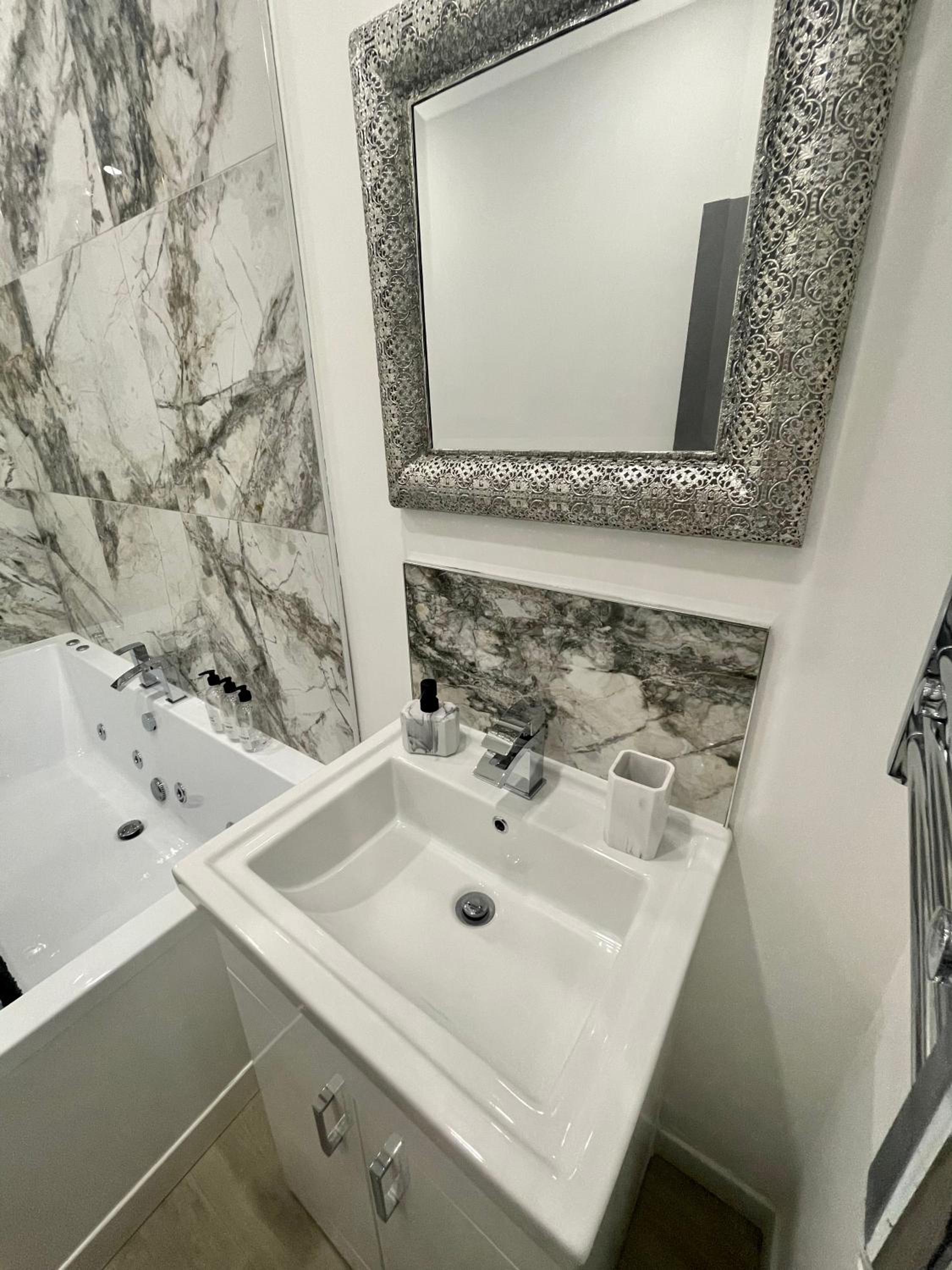 standard suite with spa bath  - Photo 16