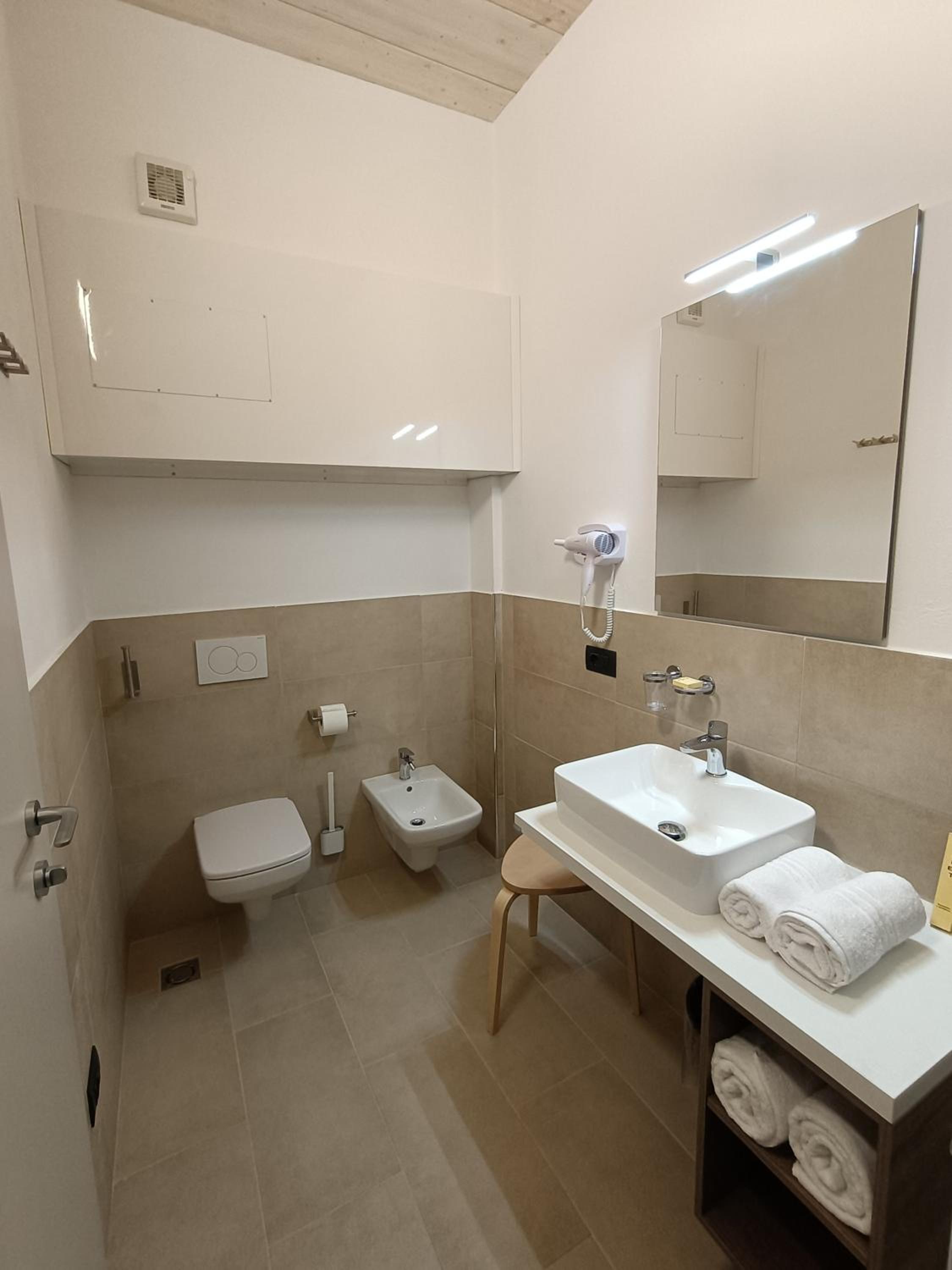 Standard Double Room - Photo 11