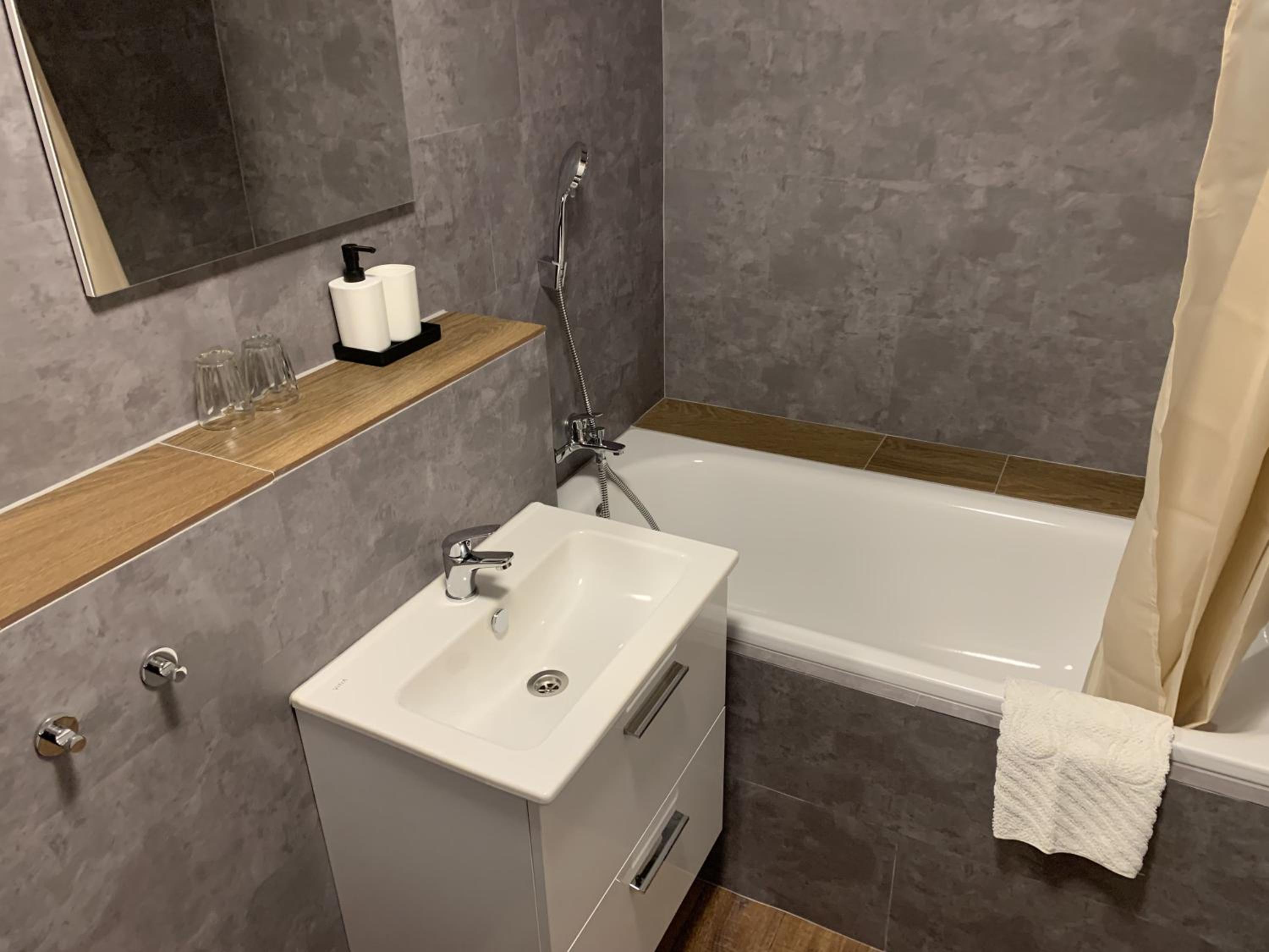Double or Twin Room with Balcony - Photo 3