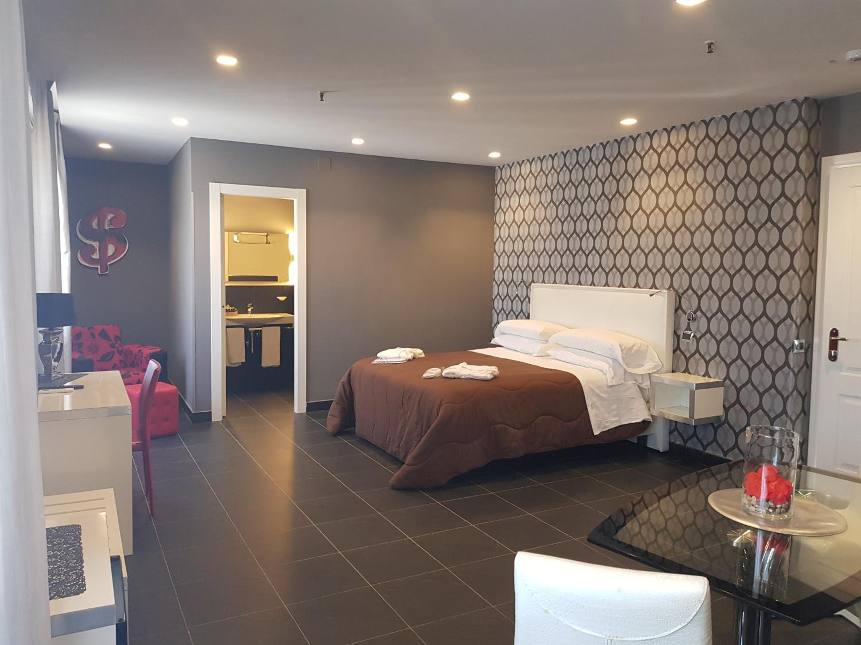 Suite - Photo 1