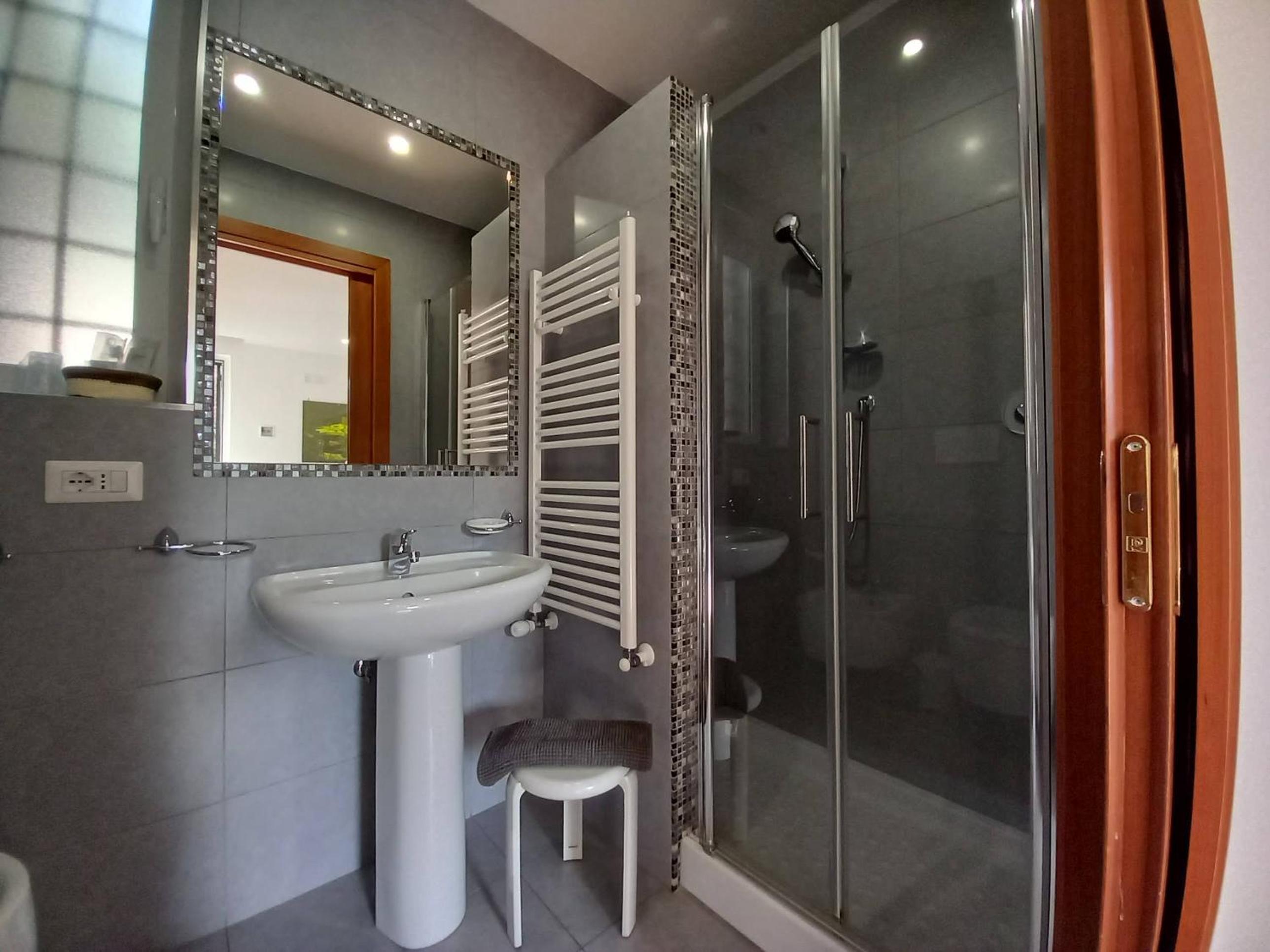 Double or Twin Room with Private Bathroom photo 2