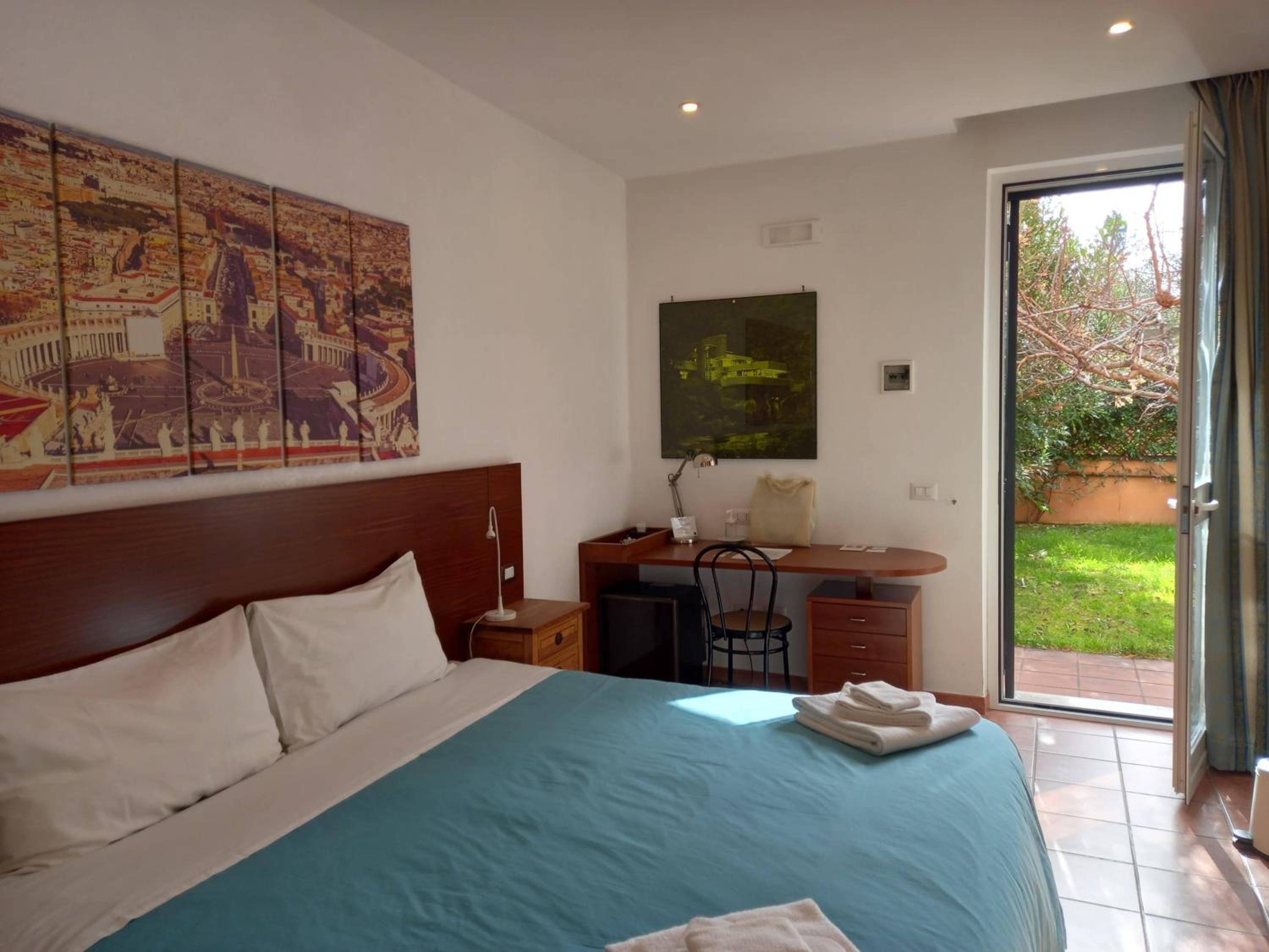 Double or Twin Room with Private Bathroom photo 3