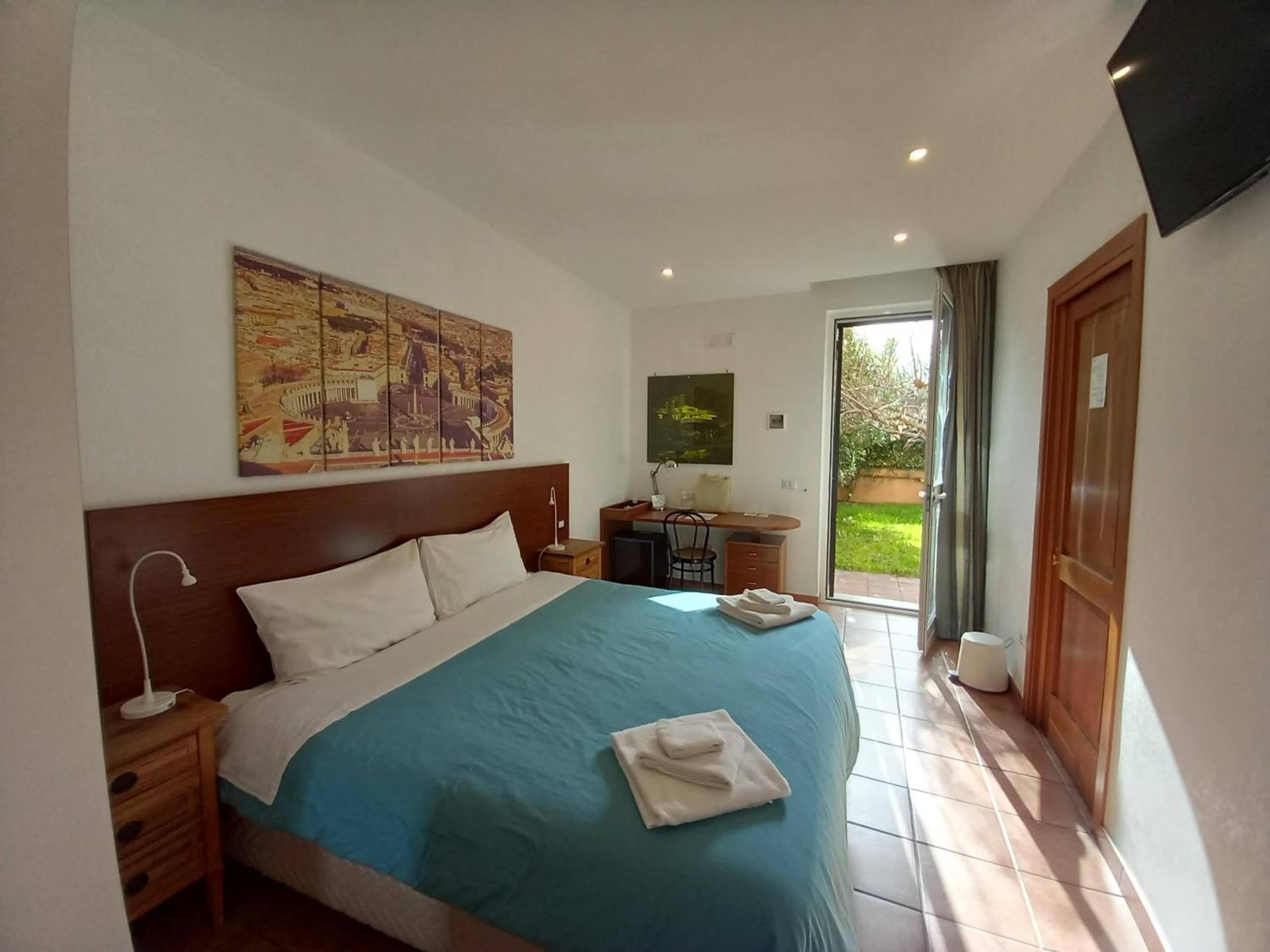 Double or Twin Room with Private Bathroom photo 3