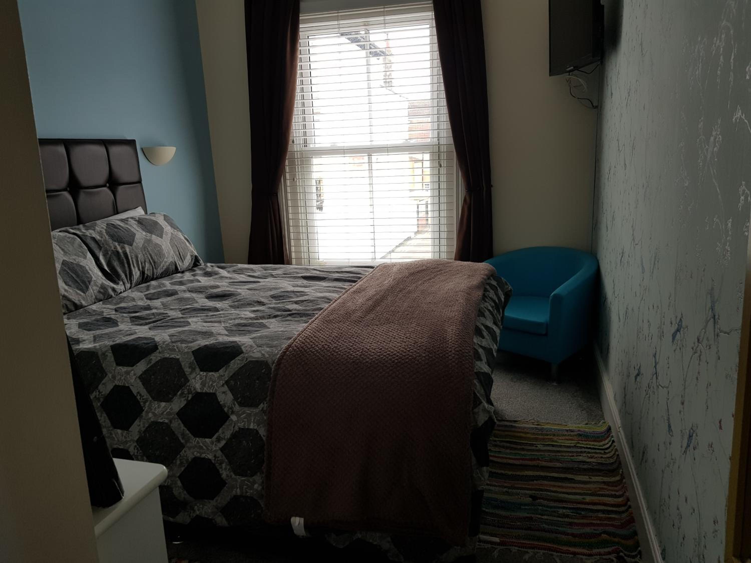 Double Room with Private Bathroom - Photo 2