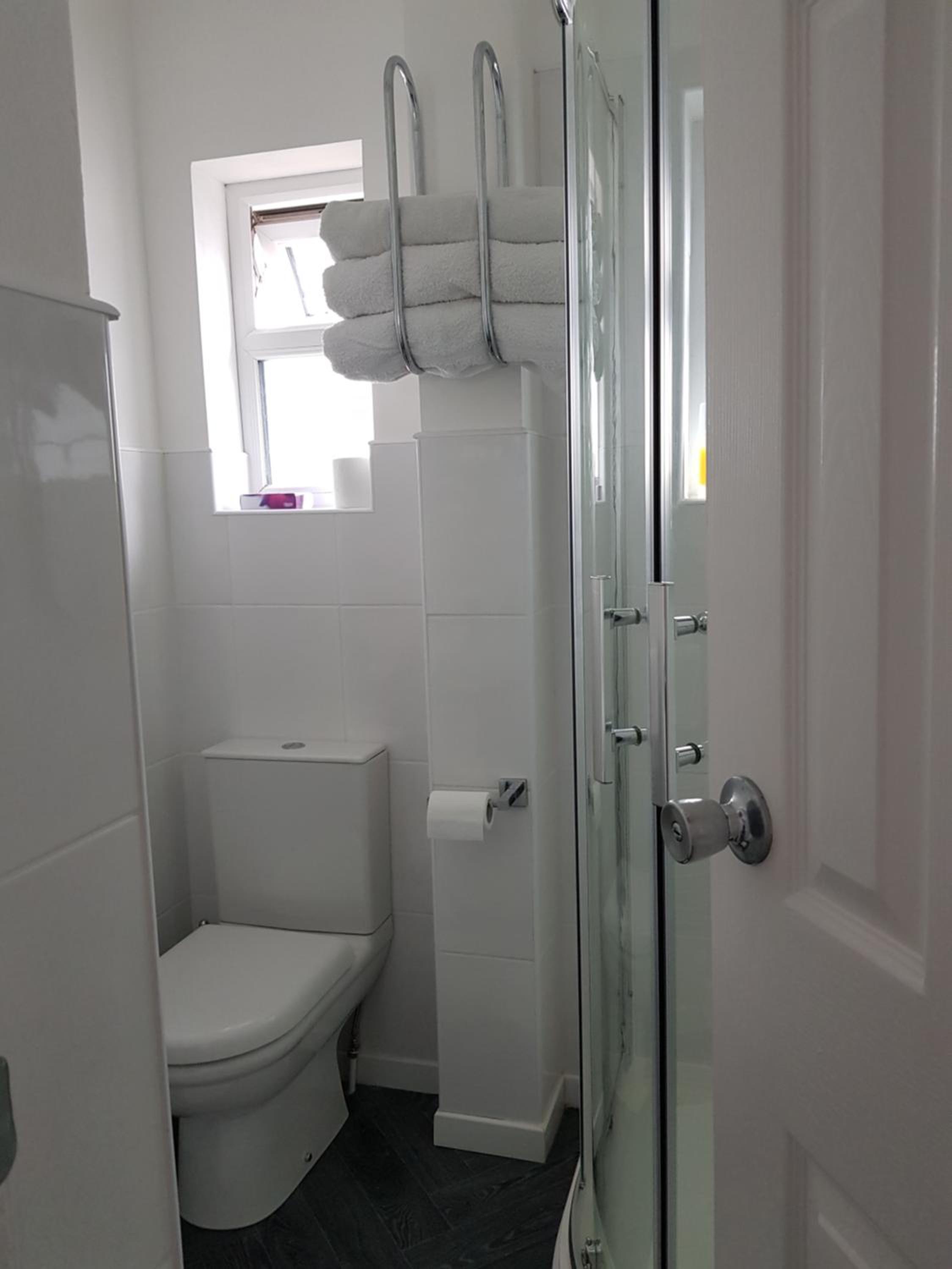 Double Room with Private Bathroom - Photo 3