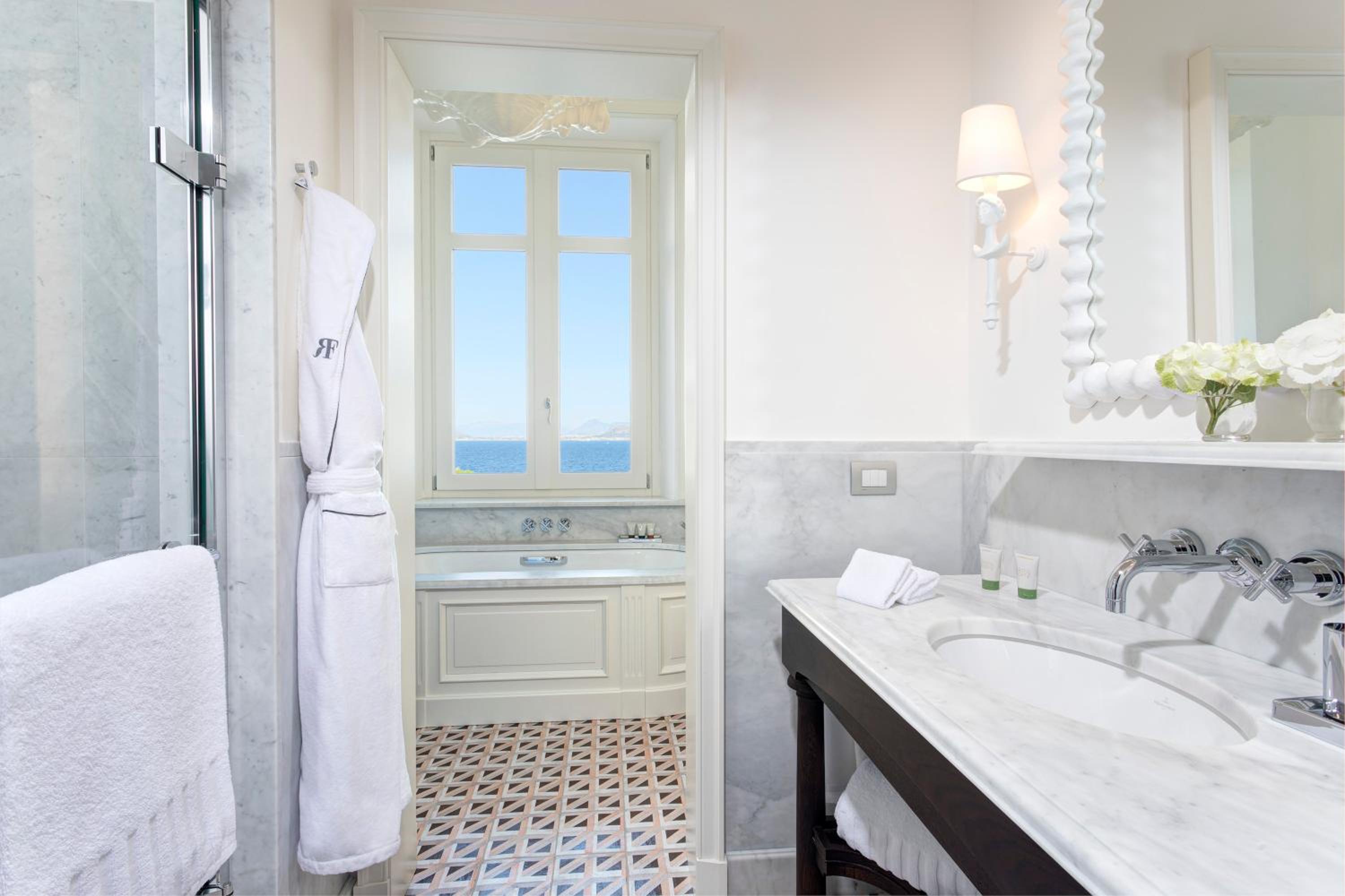 Junior Suite with Sea View - Photo 2