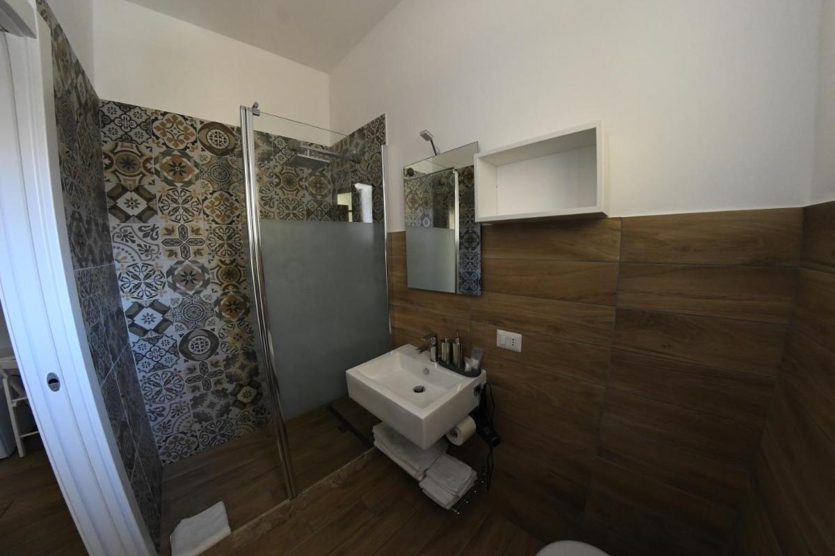 Double or Twin Room with Private Bathroom photo 2