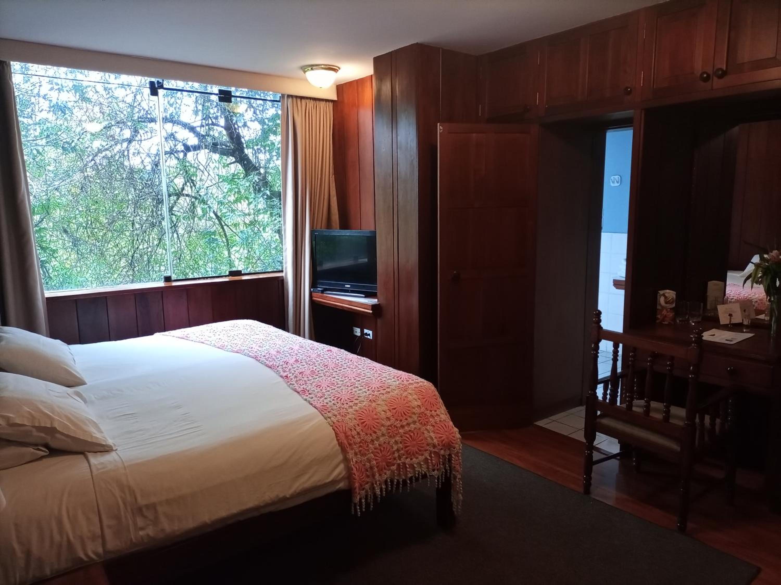 Queen Room photo 2