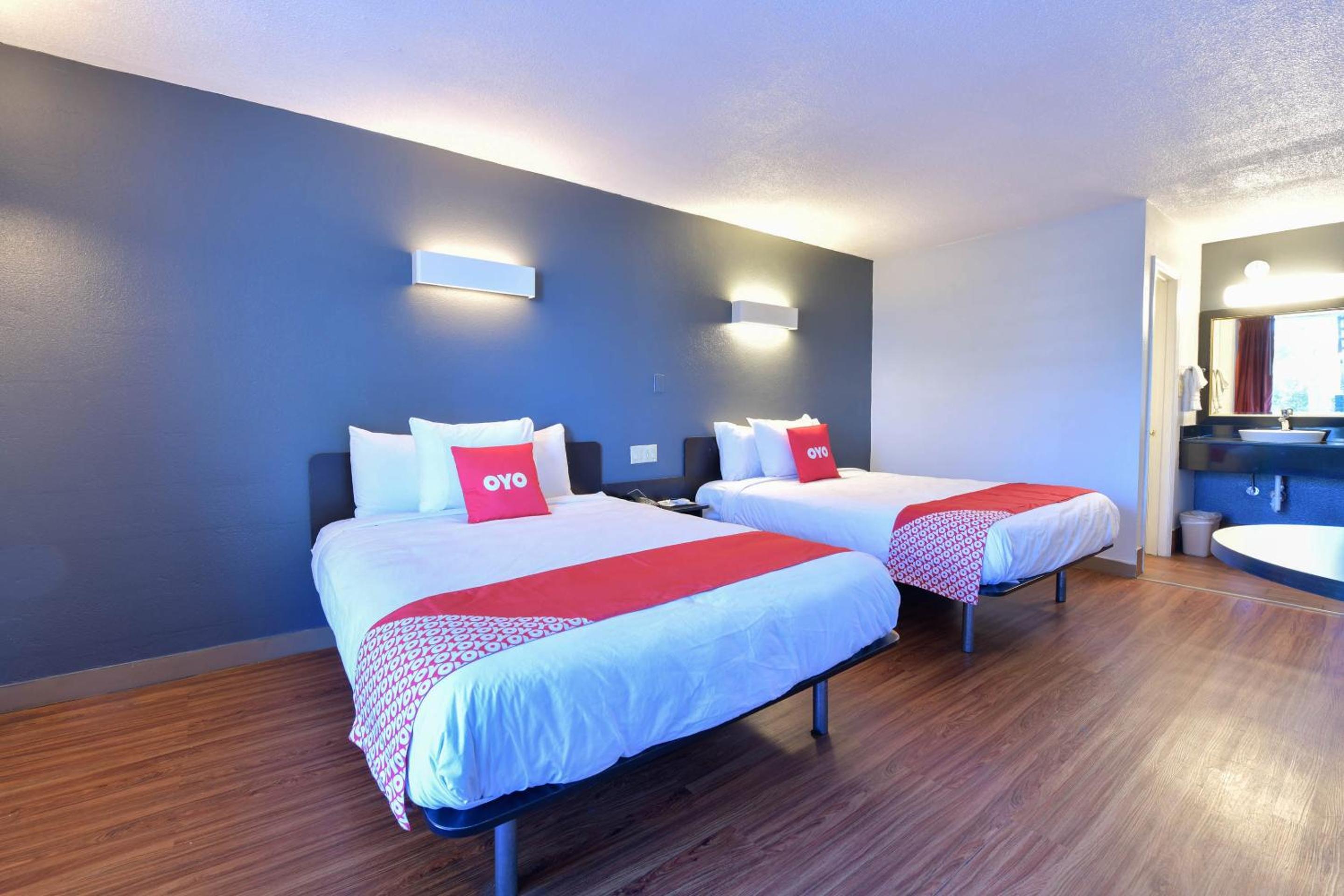 2 Queen Beds Non-Smoking photo 2