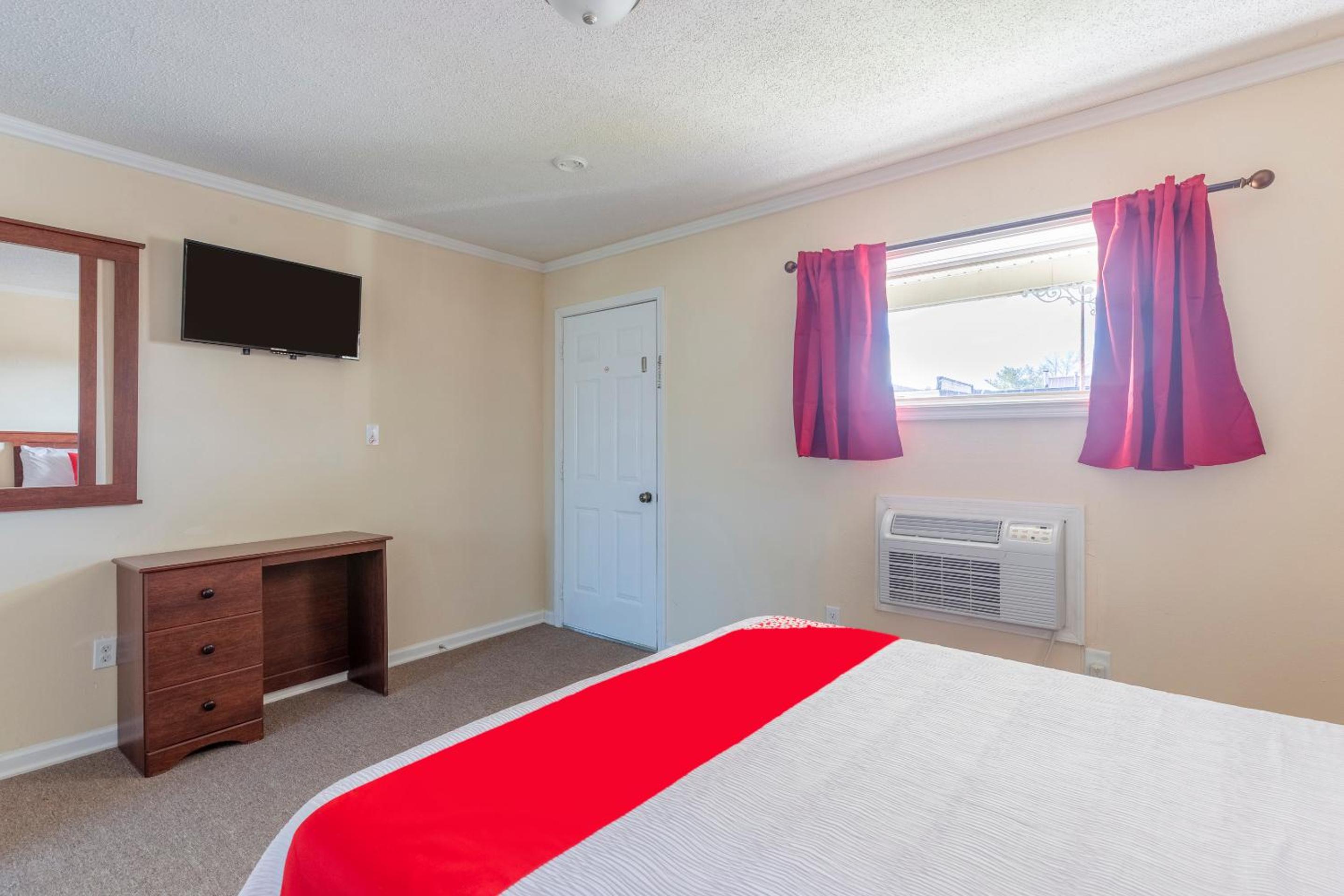 Queen Room photo 2