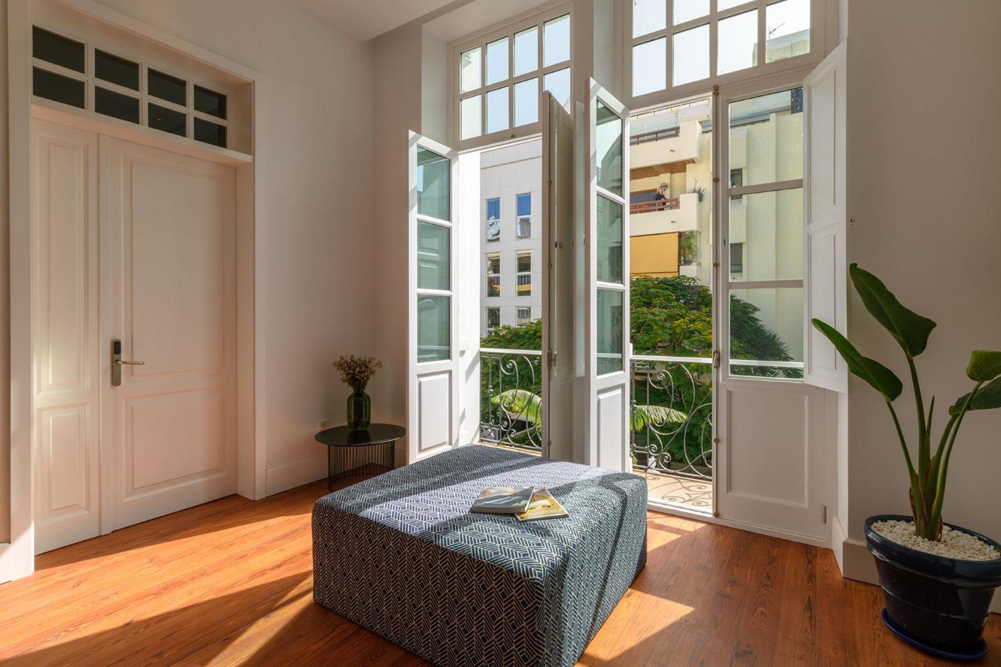 Queen Suite with Pool View