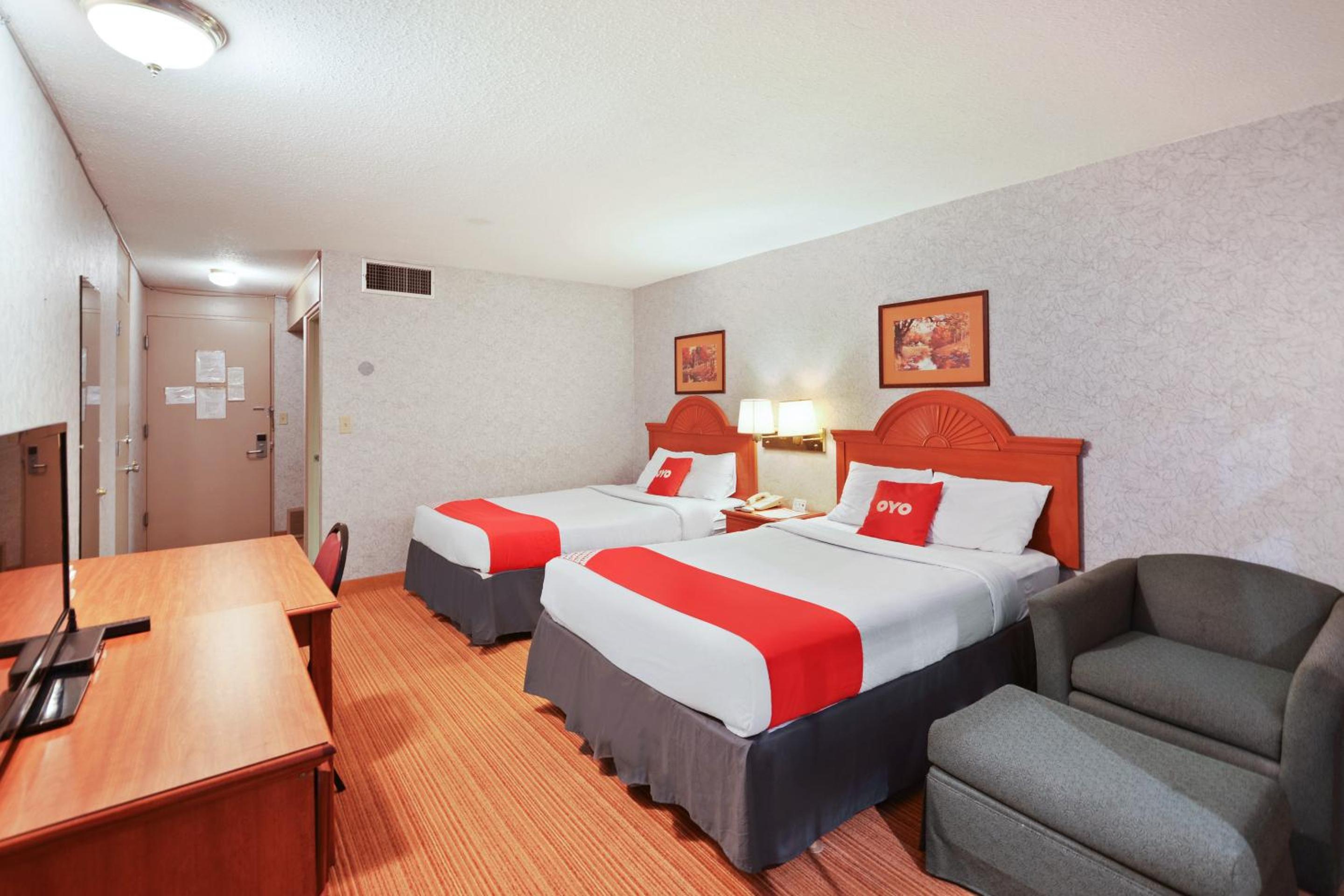 Queen Room with Two Queen Beds photo 1