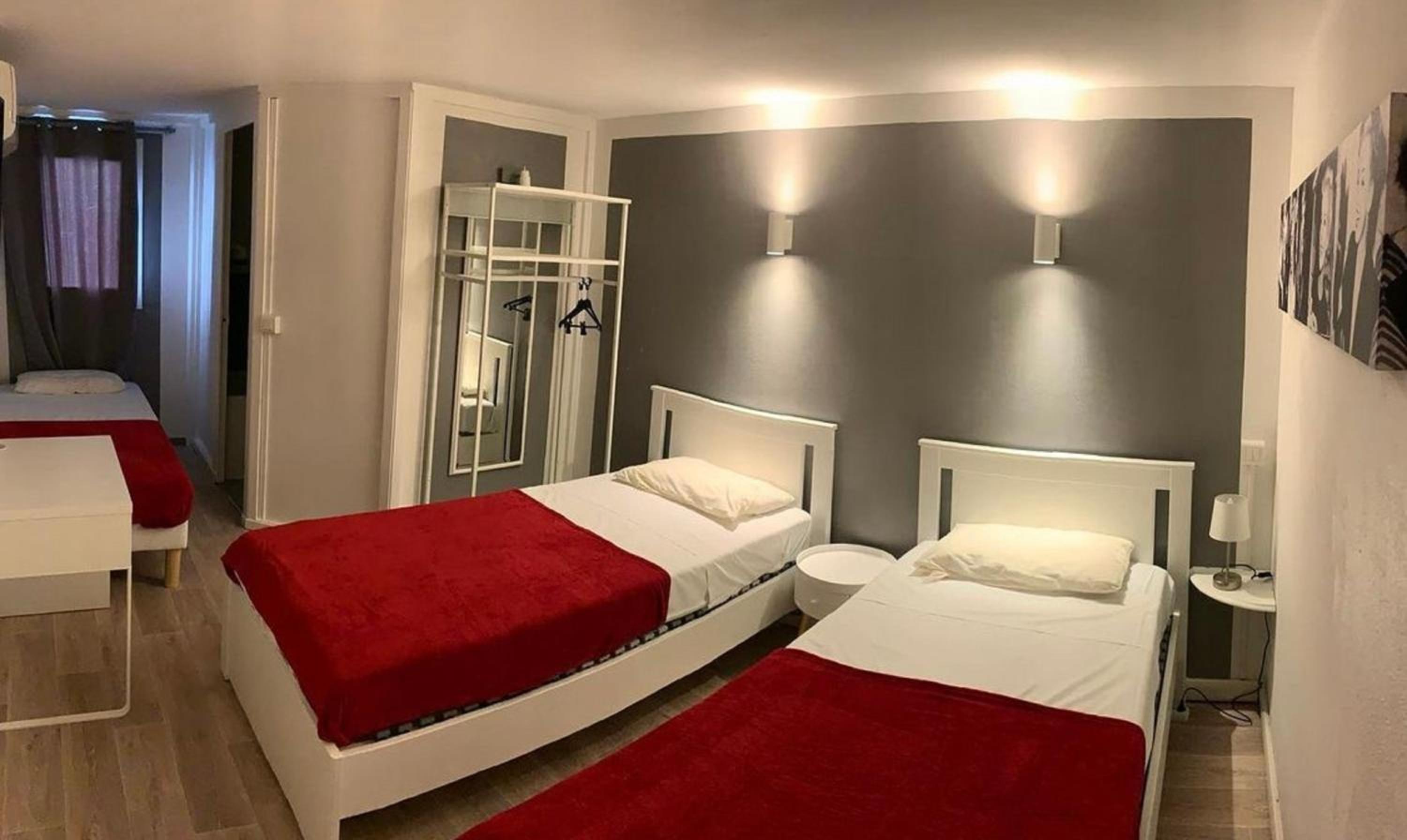 Twin Room - Photo 2
