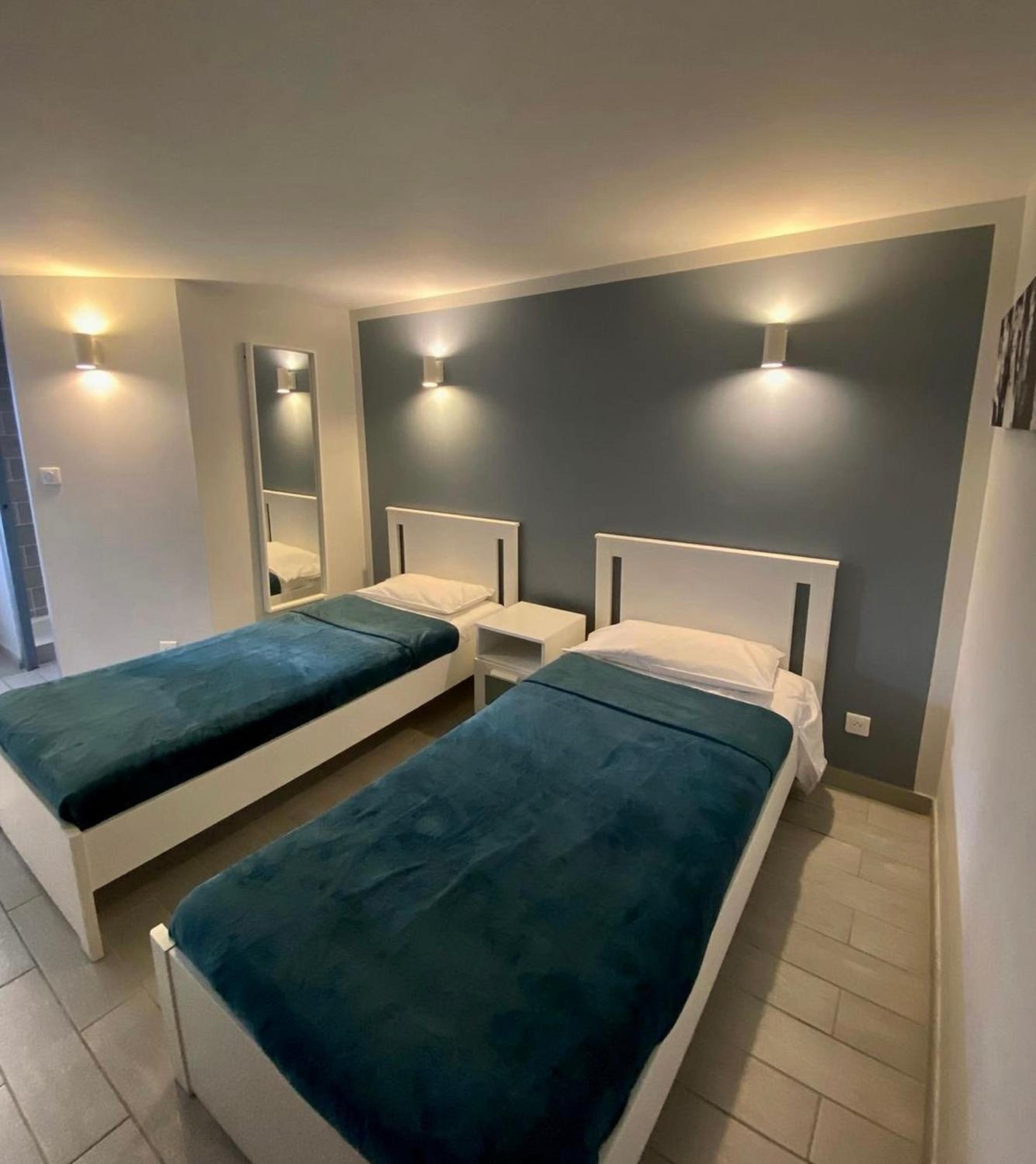 Twin Room - Photo 3