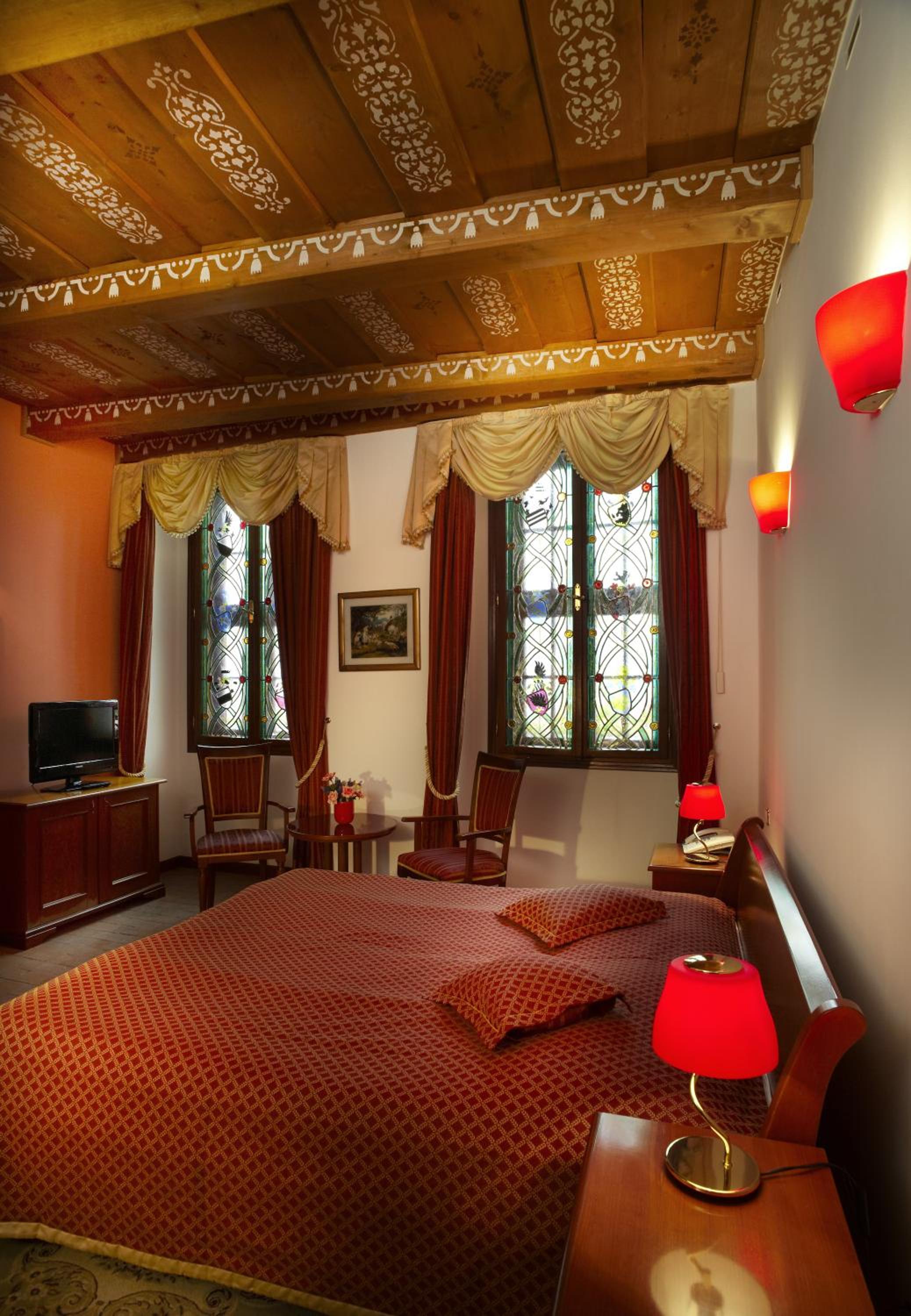 Deluxe Double Room - Photo 11