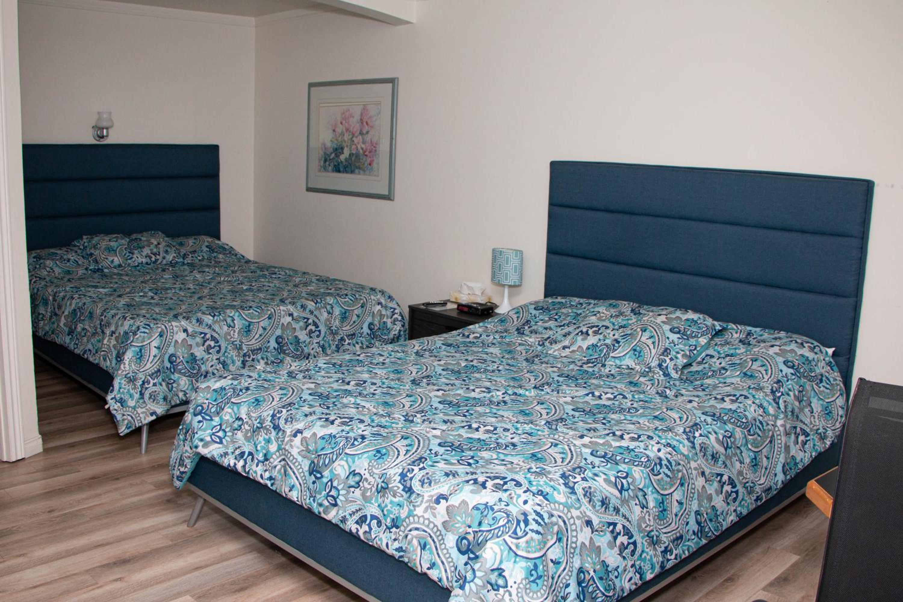 Standard Queen Room with Two Queen Beds - Photo 5
