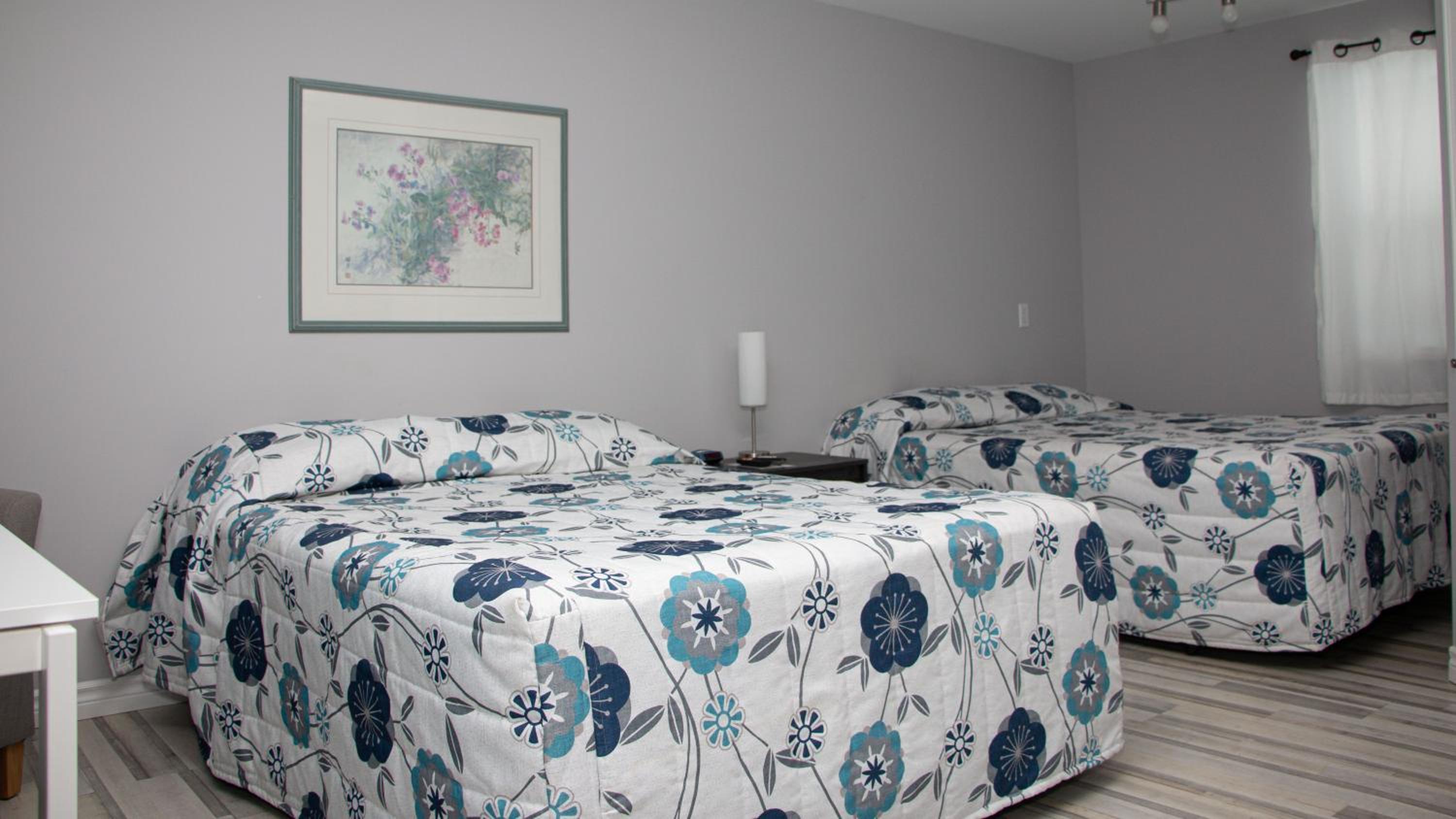 Standard Queen Room with Two Queen Beds - Photo 3
