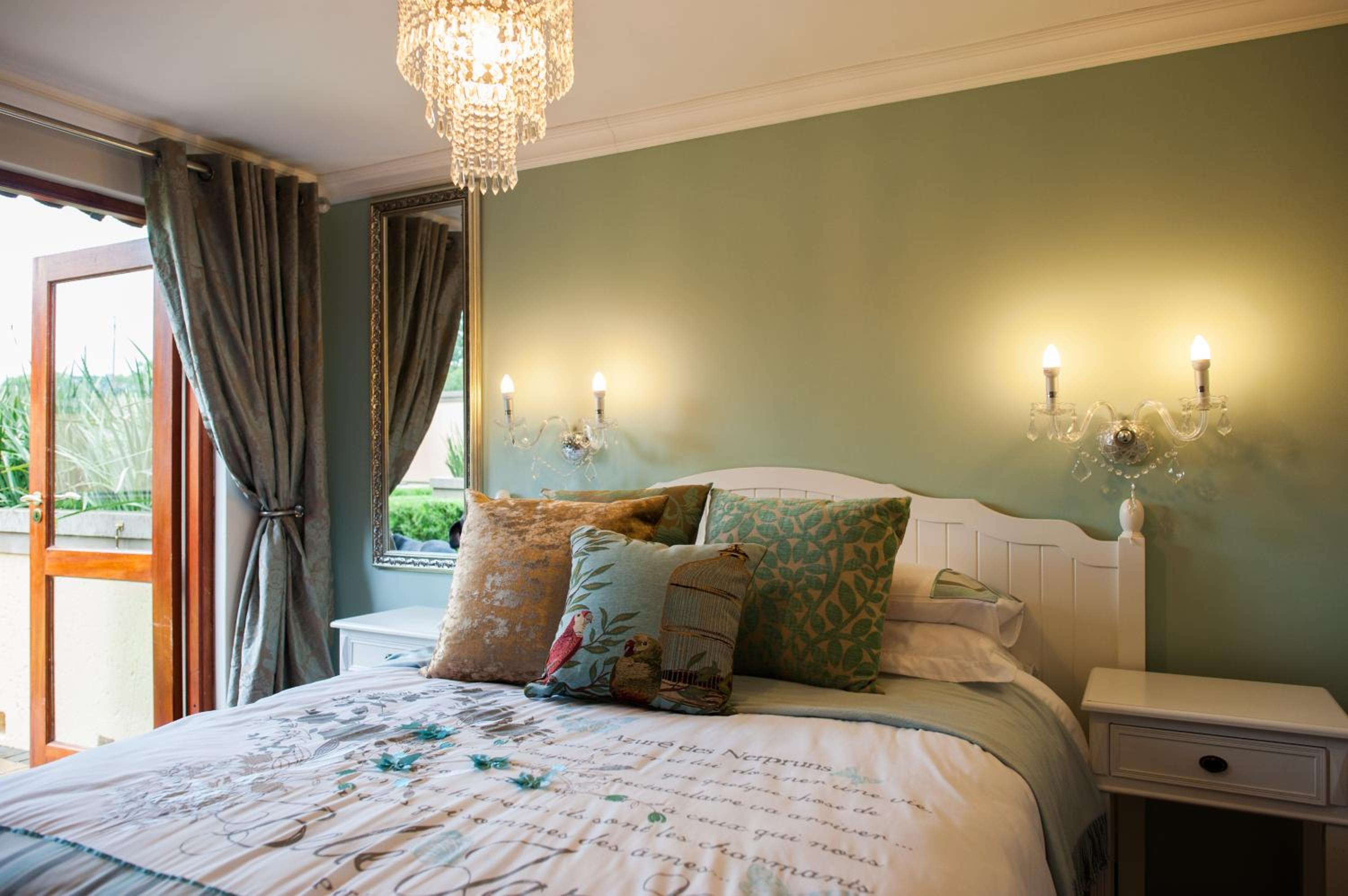 Queen Room with Garden View