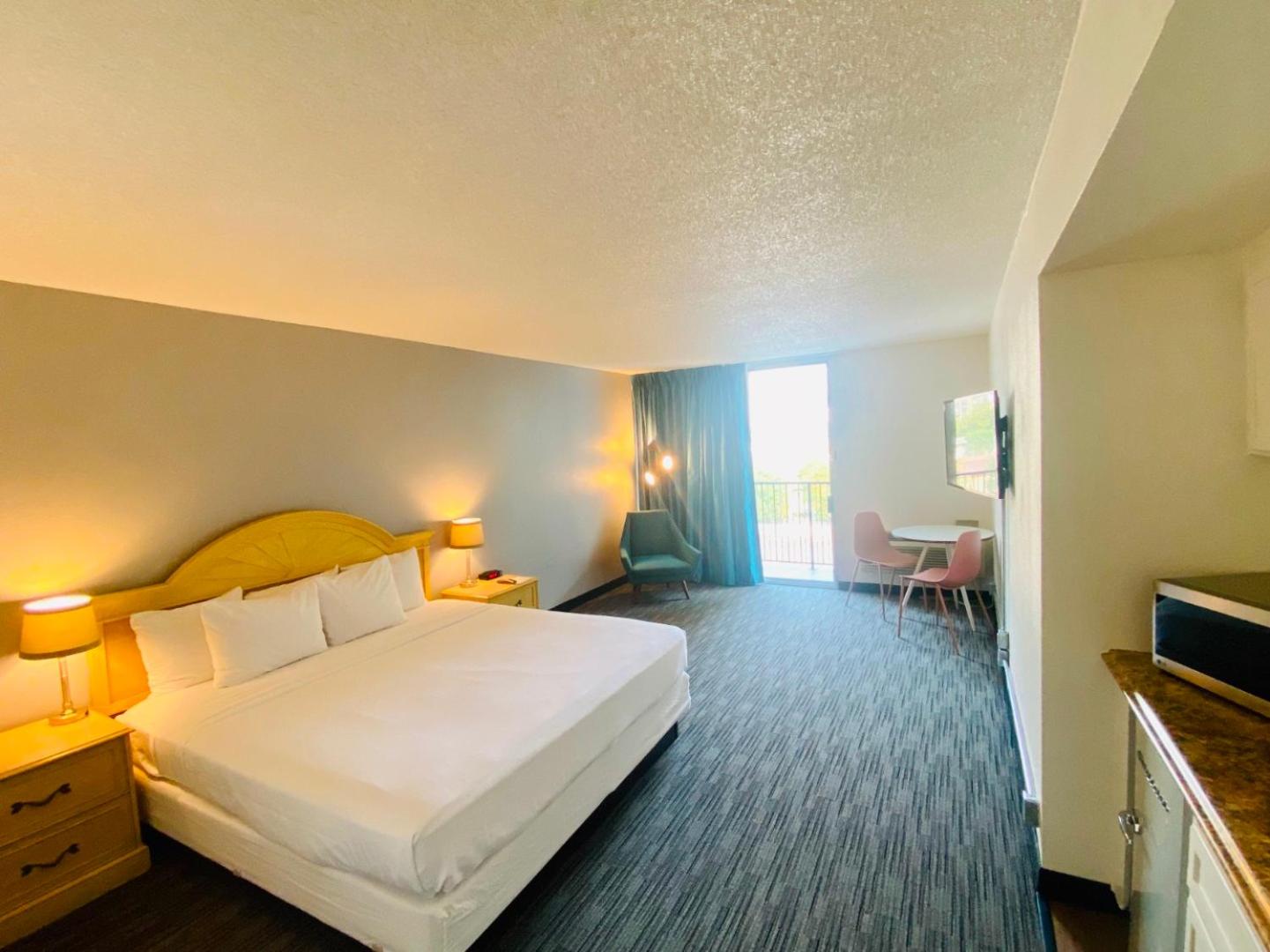 1 King Bed, Kitchenette - Photo 1