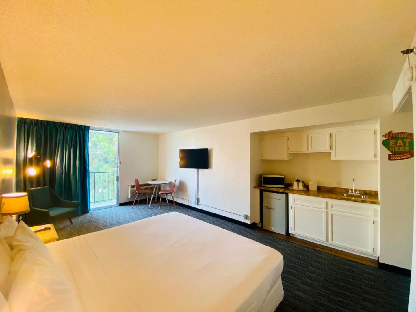 1 King Bed, Kitchenette - Photo 2