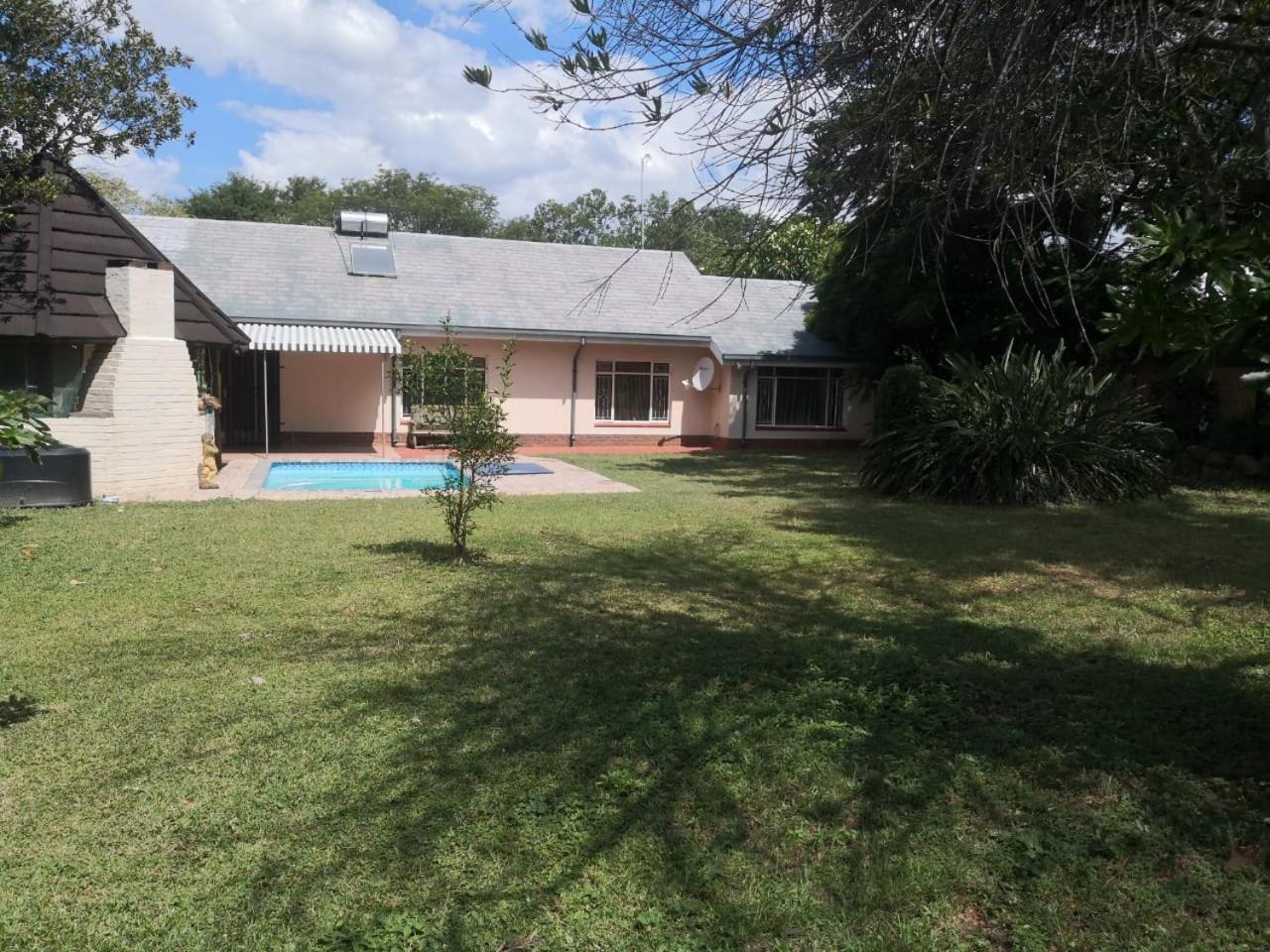 Three-Bedroom House - Photo 2