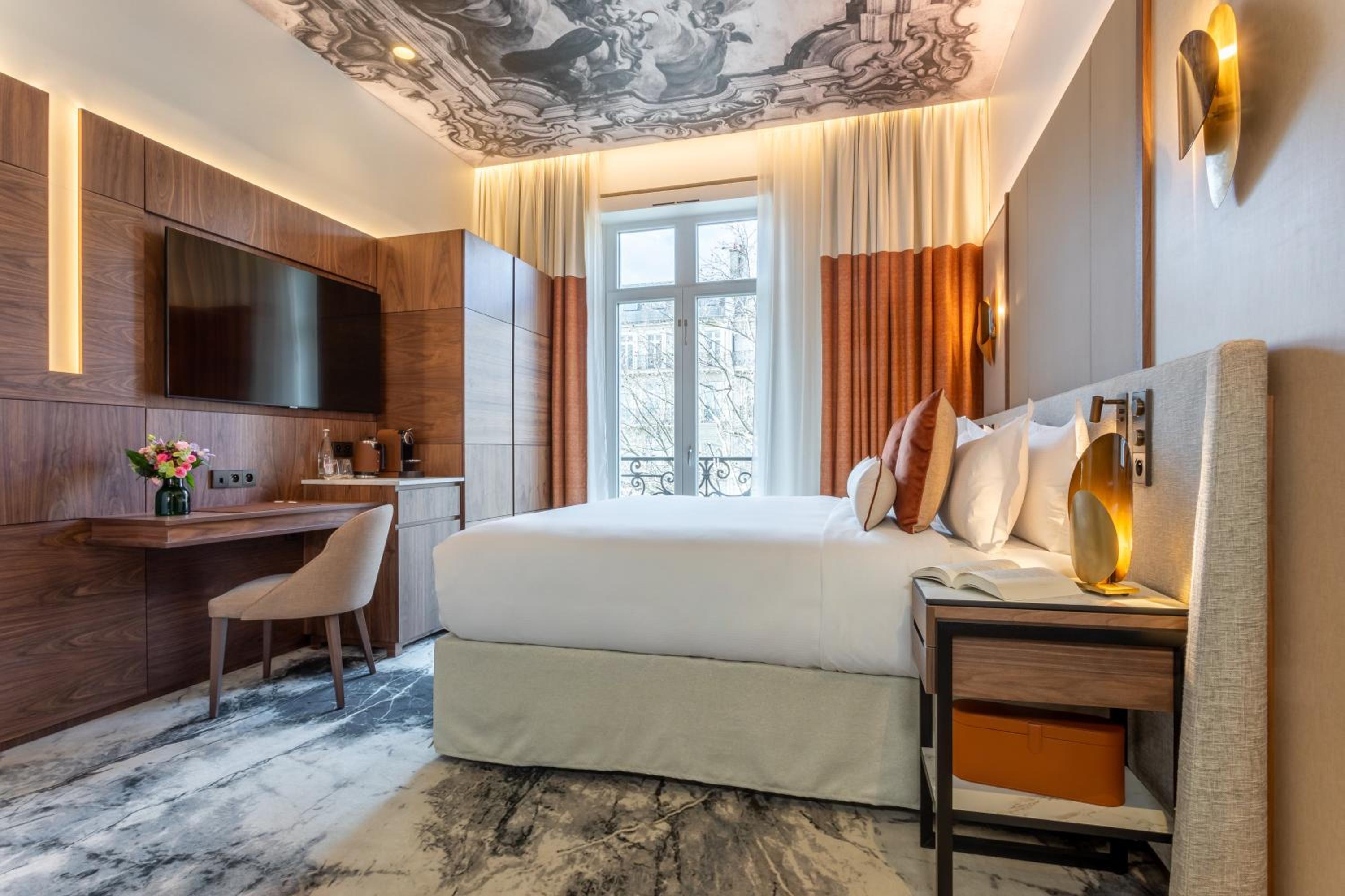 Premium King Room with Balcony and City View thumbnail 5