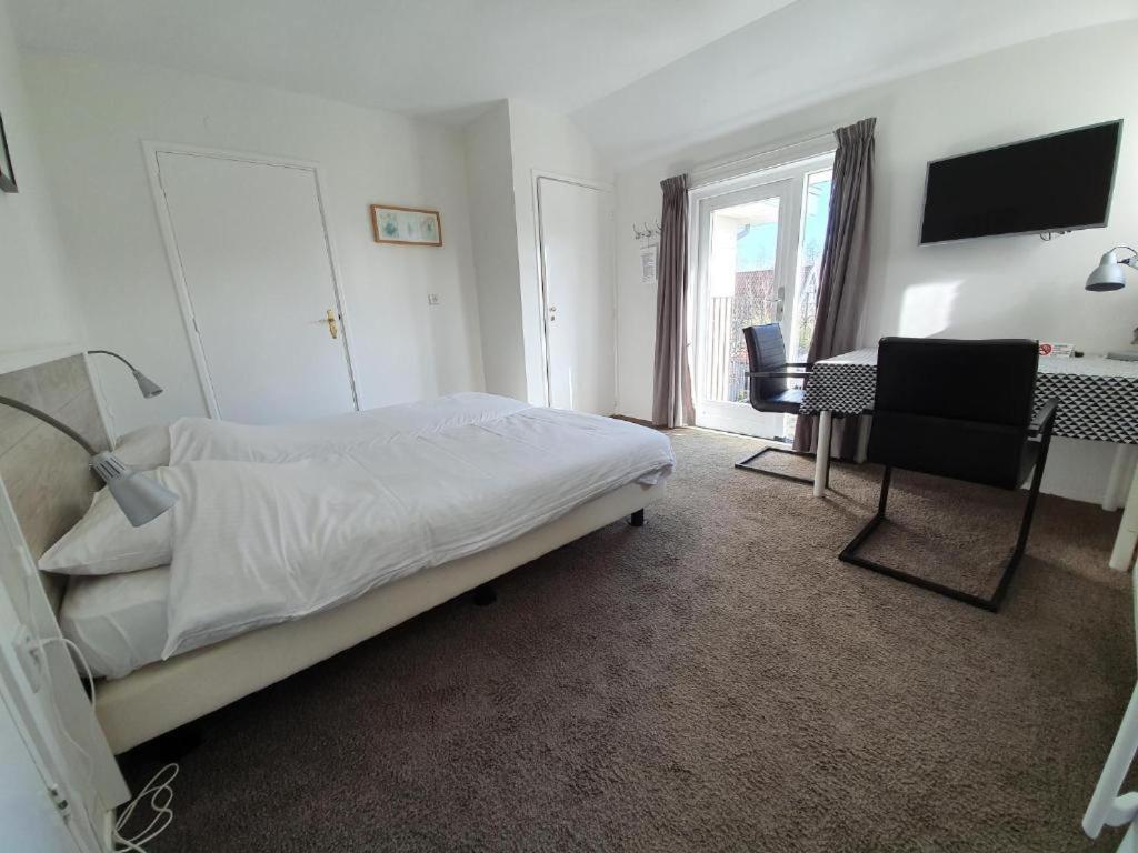 Studio with Balcony (2 Adults) photo 1