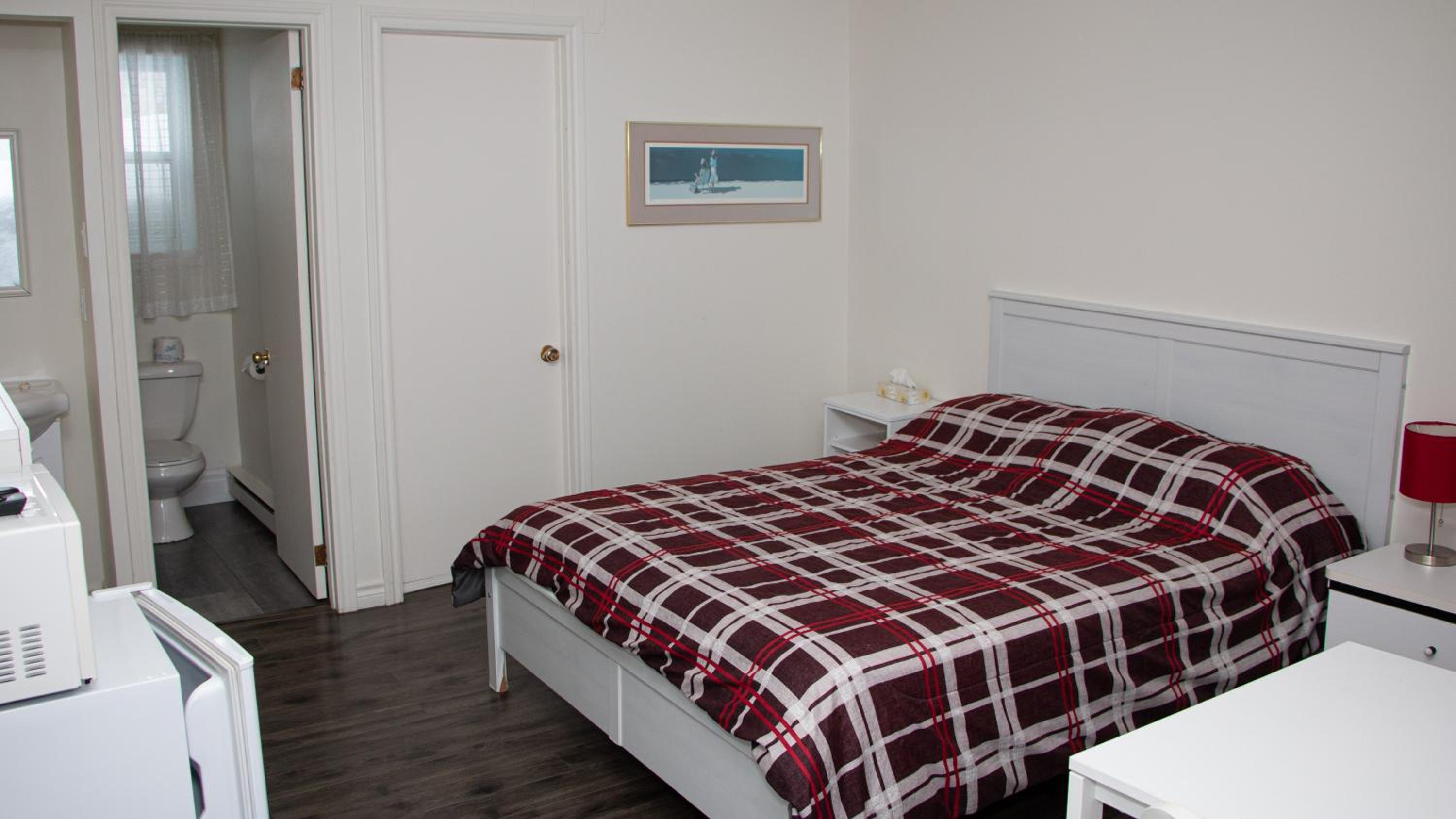 Queen Room with Sea View - Photo 8