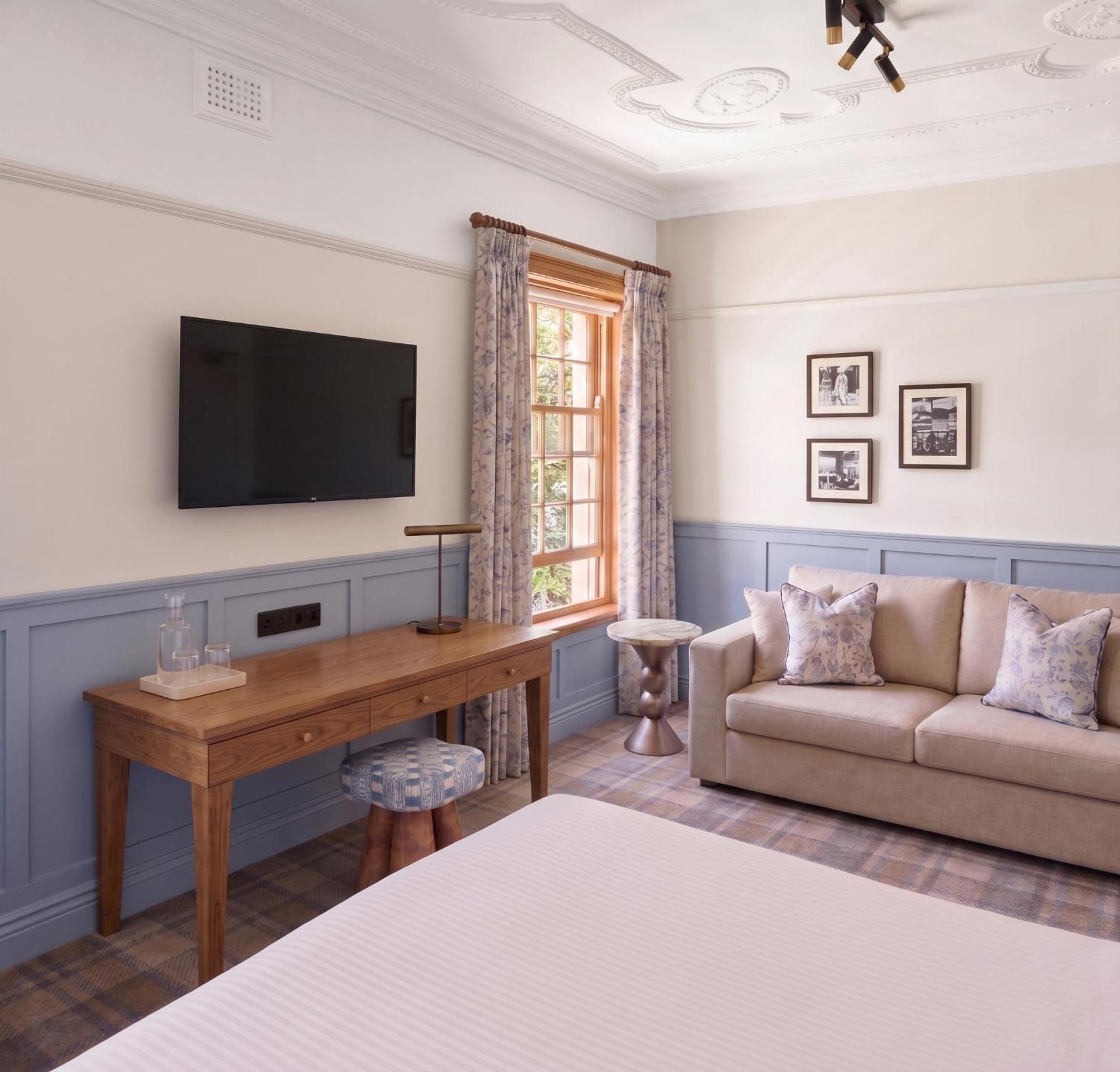 Superior King Suite thumbnail 6