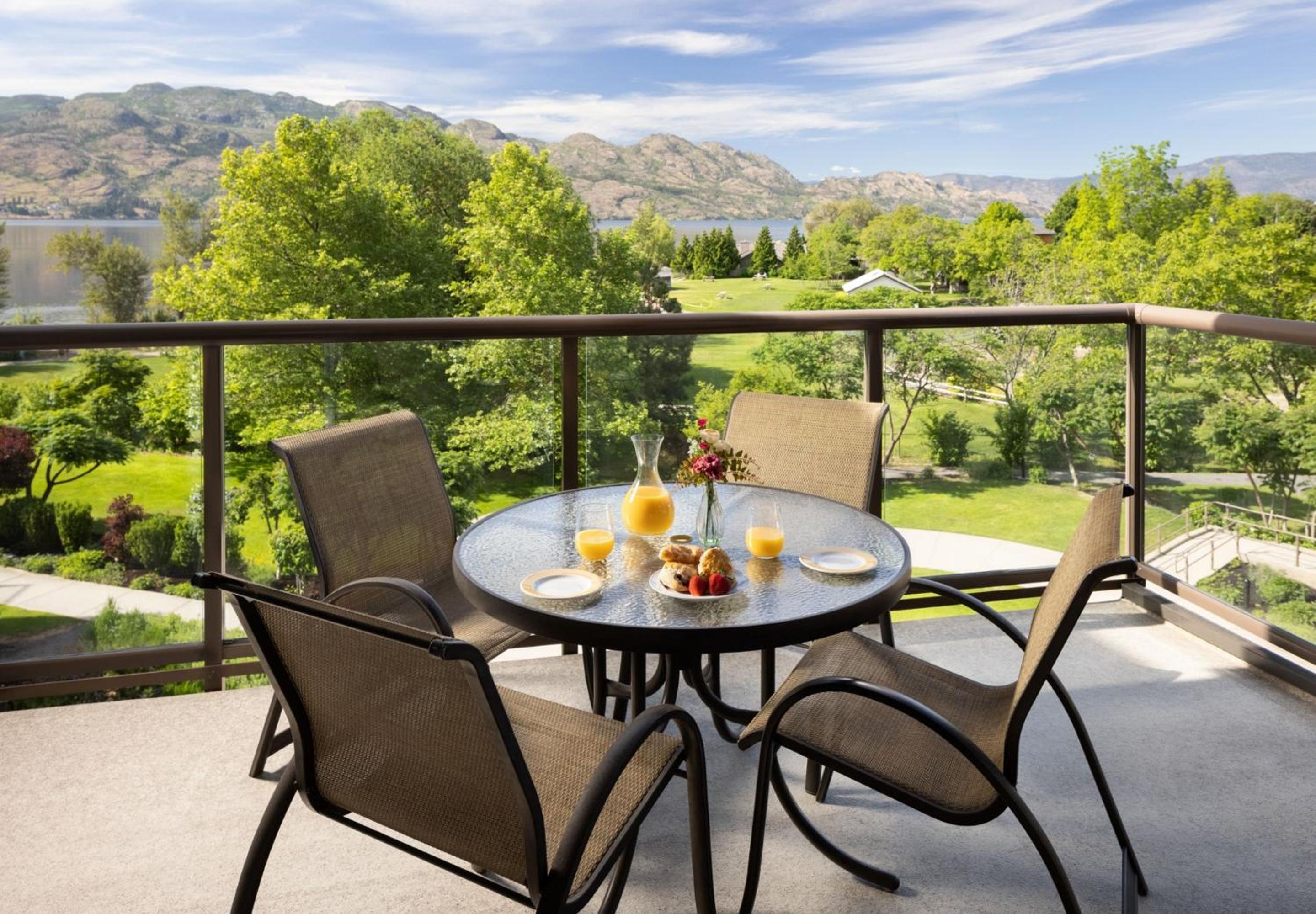 Two-Bedroom Suite with Mountain View photo 2
