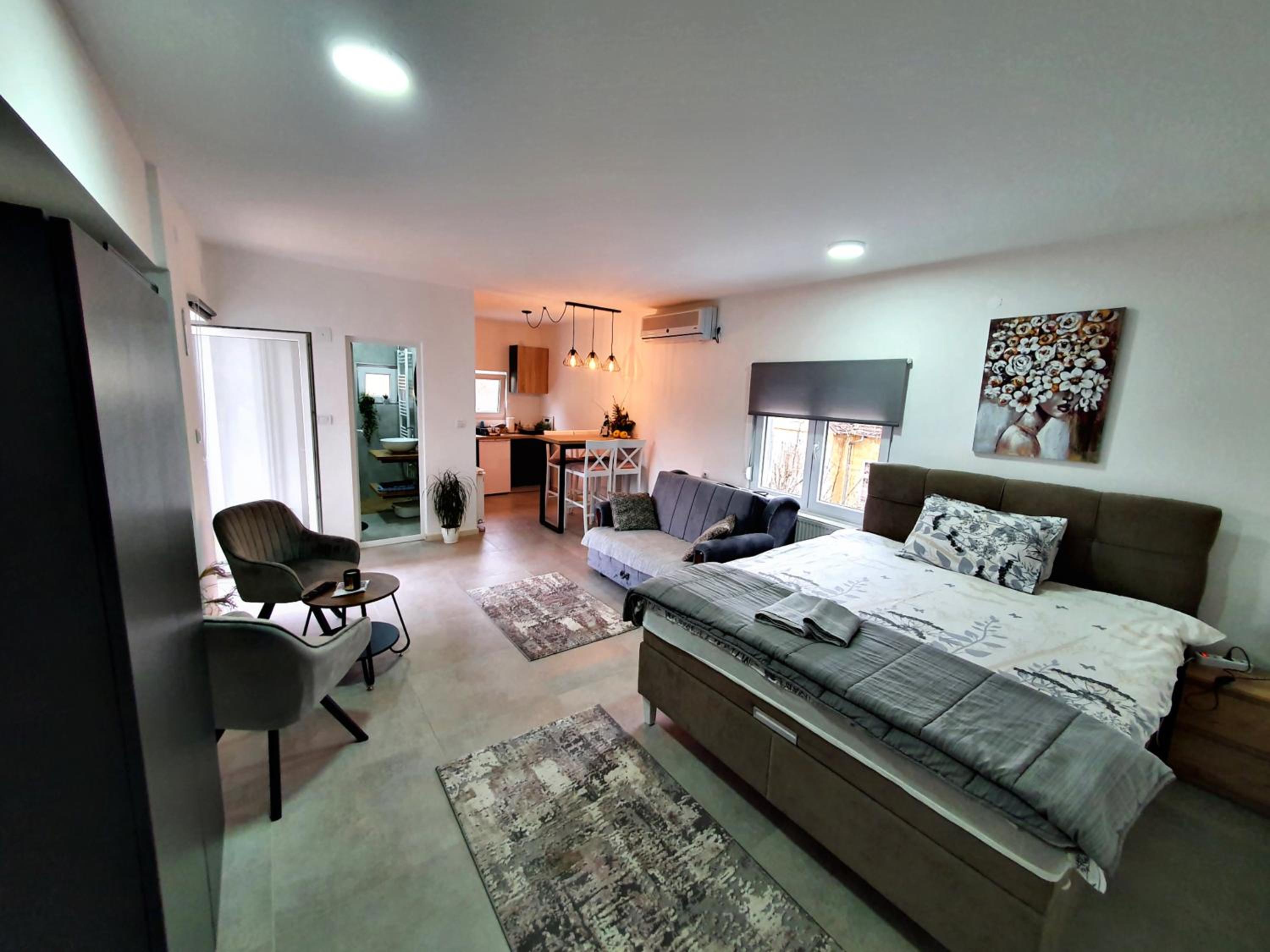 One-Bedroom Apartment photo 1