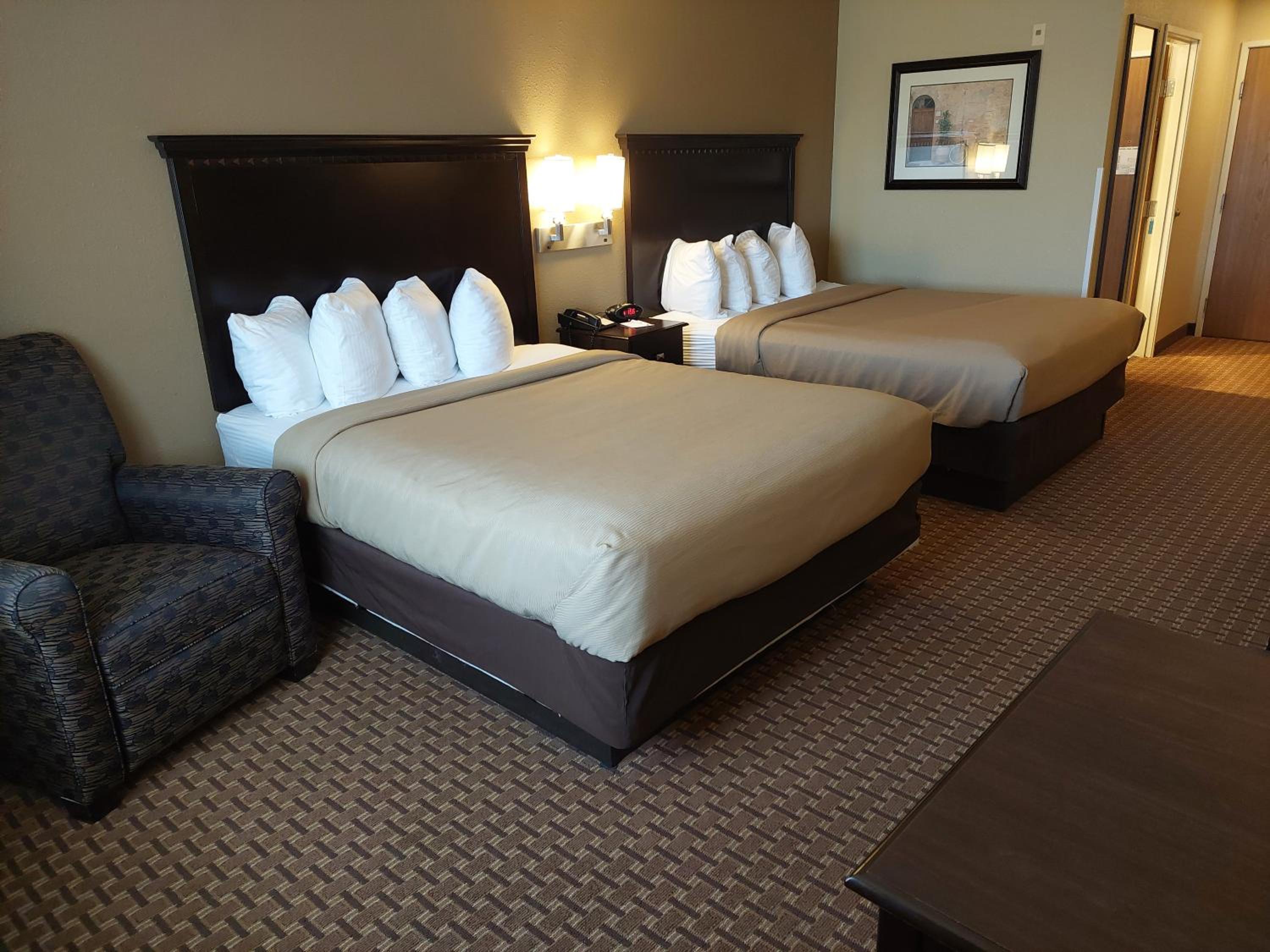 Queen Room with Two Queen Beds - Photo 6