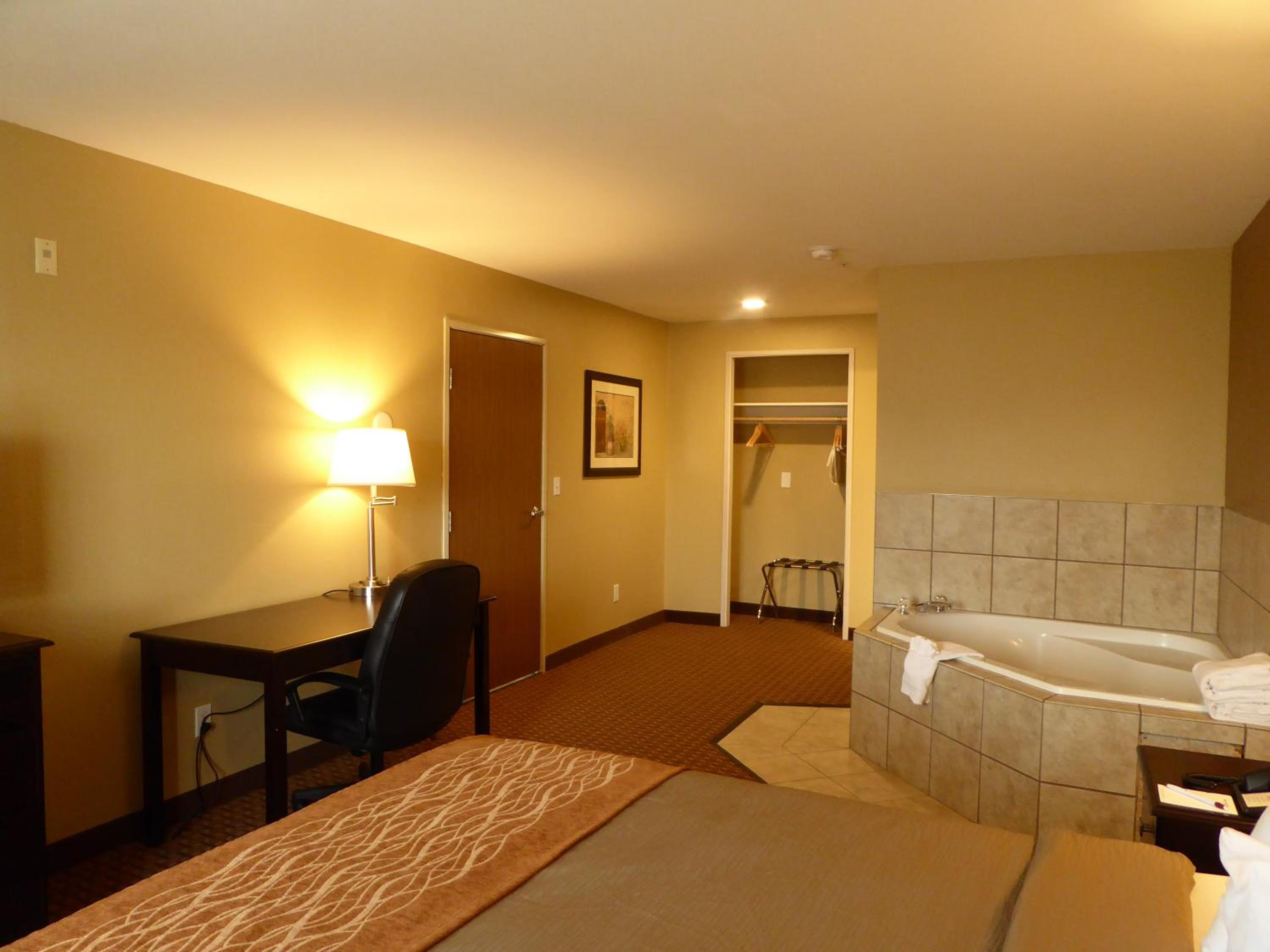 King Suite with Kitchen and Spa Tub - Photo 6