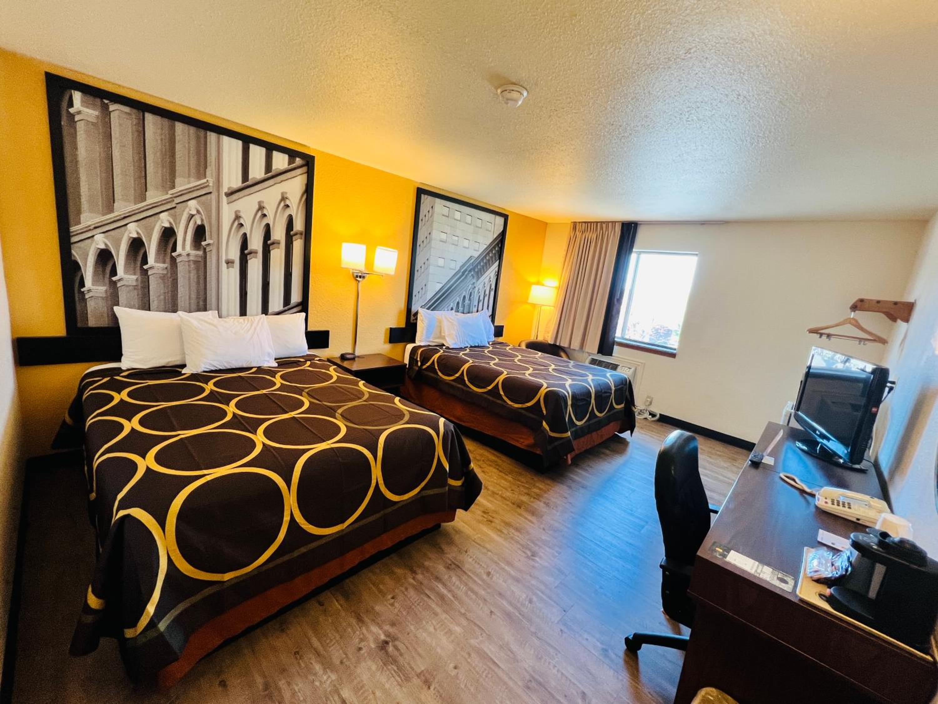Queen Room with Two Queen Beds - Non-Smoking - Photo 1