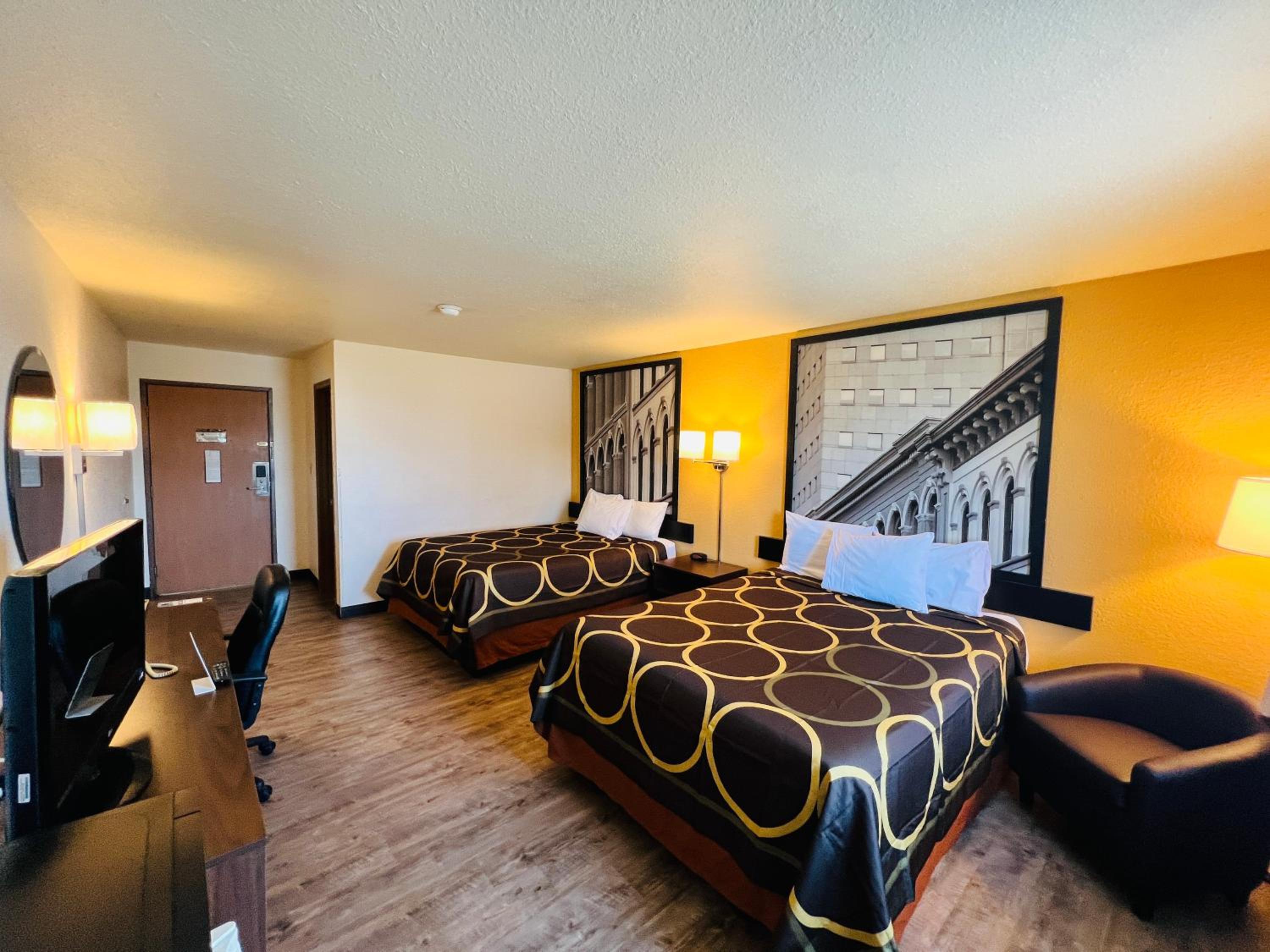 Queen Room with Two Queen Beds - Non-Smoking - Photo 14