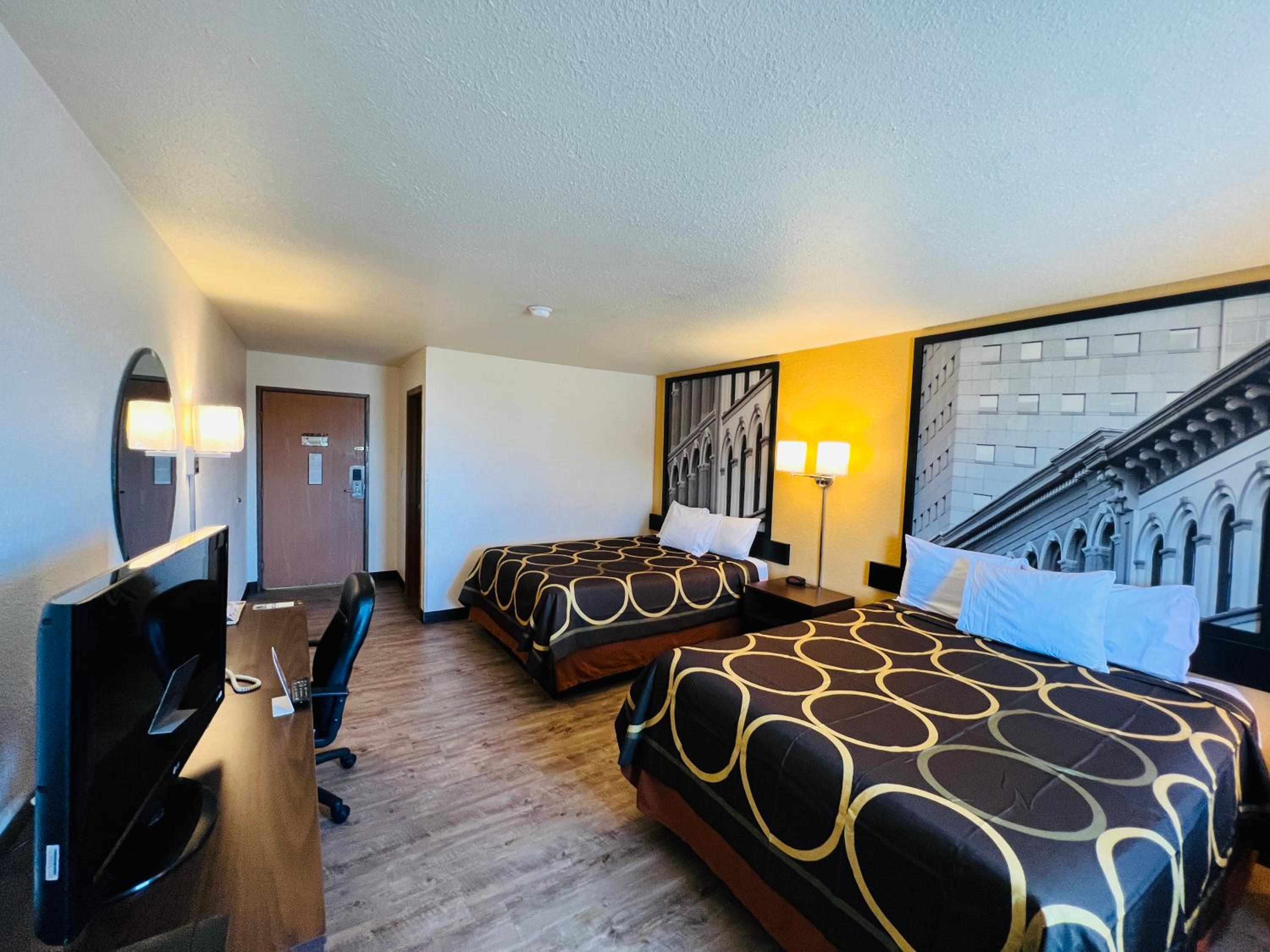Queen Room with Two Queen Beds - Mobility Access/Non-Smoking - Photo 1