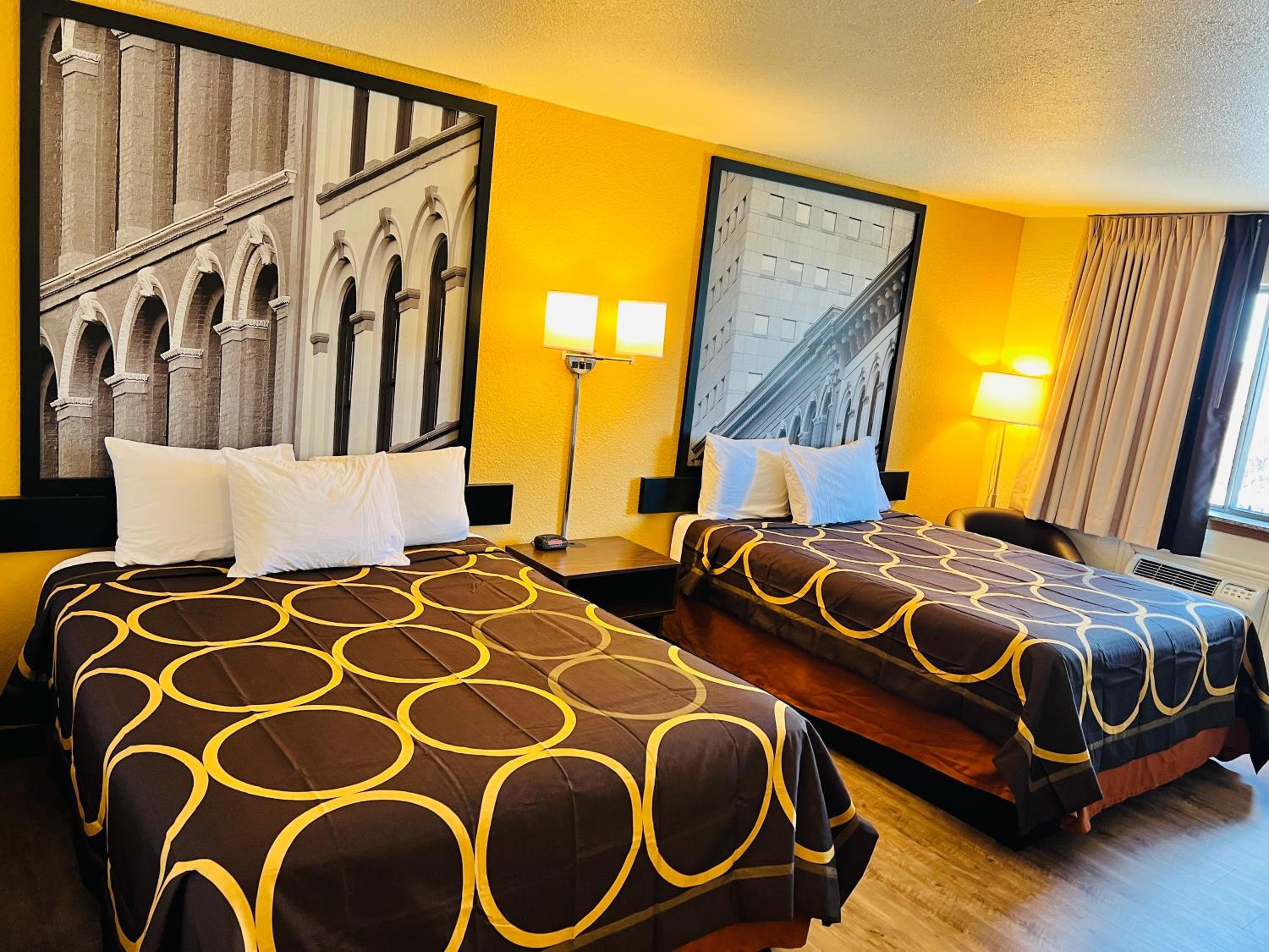 Queen Room with Two Queen Beds - Non-Smoking - Photo 13